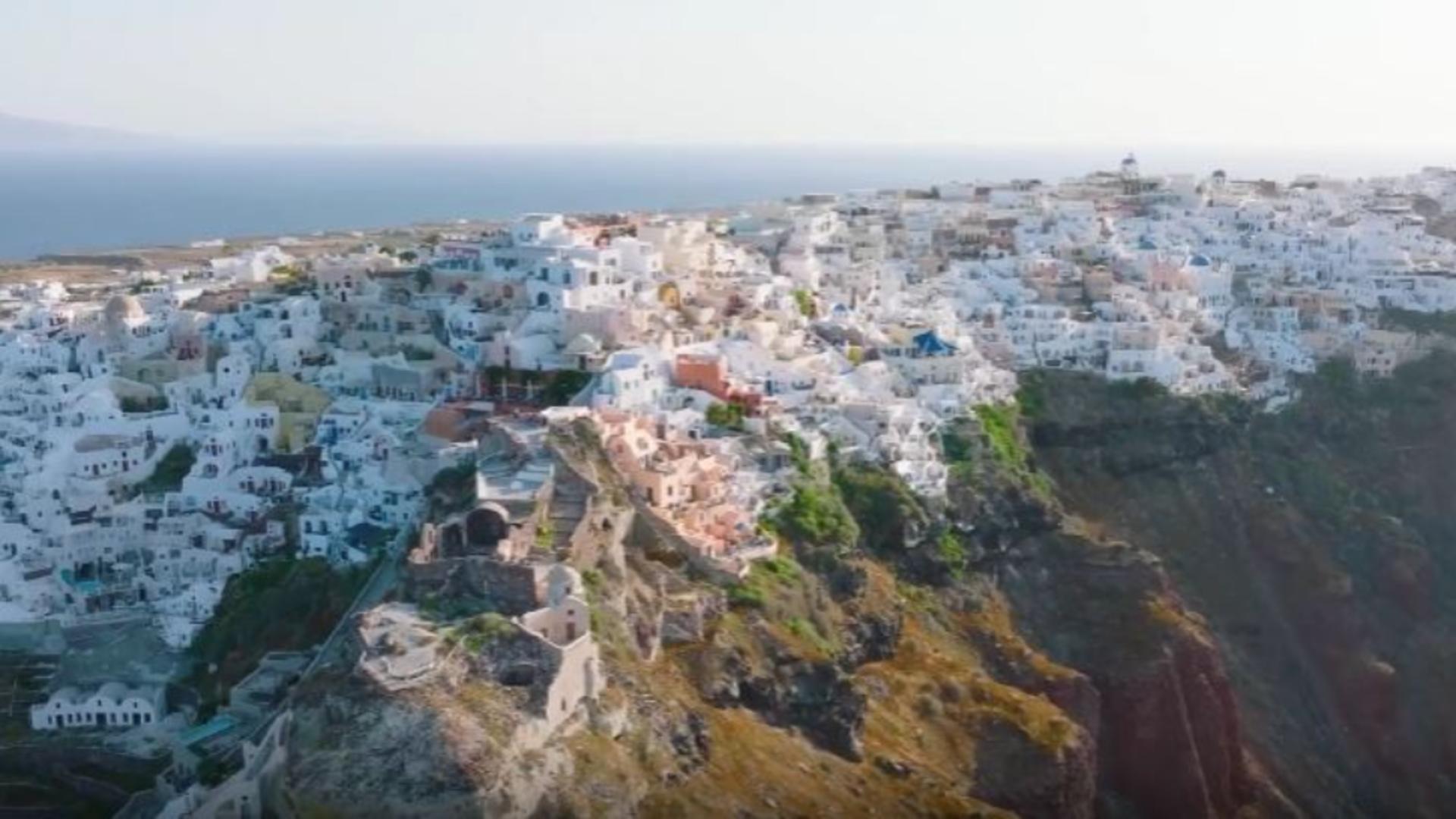 Sute de turiști români abandonați afară. Agenția a fugit cu banii