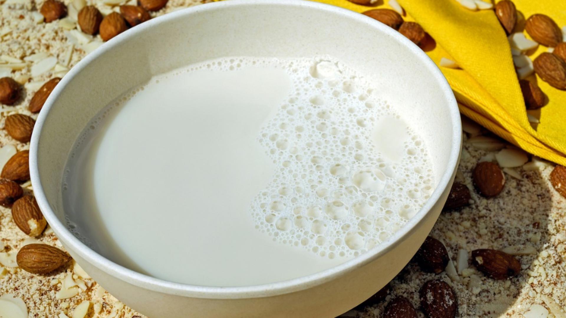 Trucuri de înfrumusețare cu lapte. Ce beneficii are pentru ten și cum îl poți folosi?