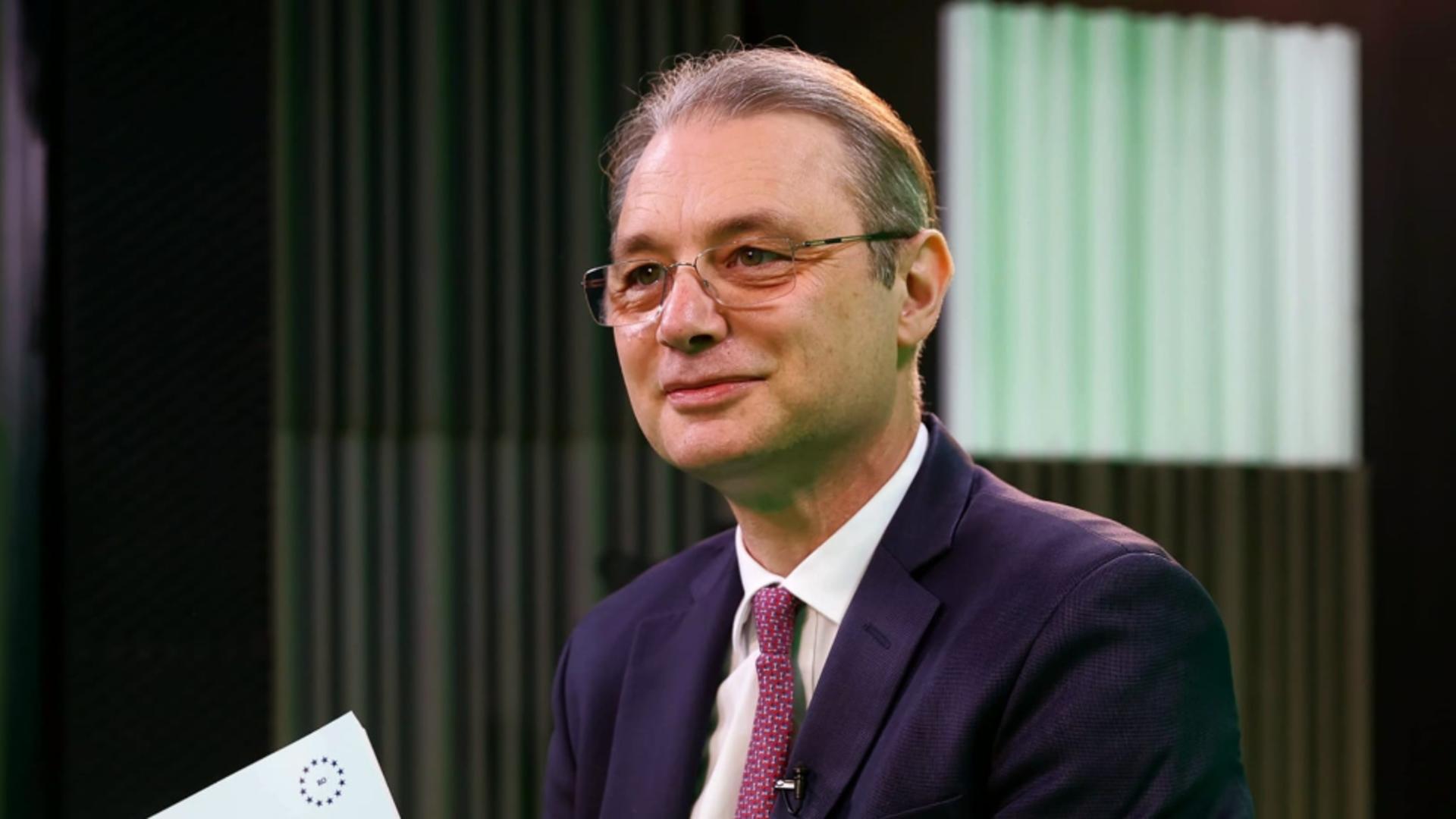  Luca Niculescu, în cărți pentru preluarea șefiei SRI. FOTO: Facebook