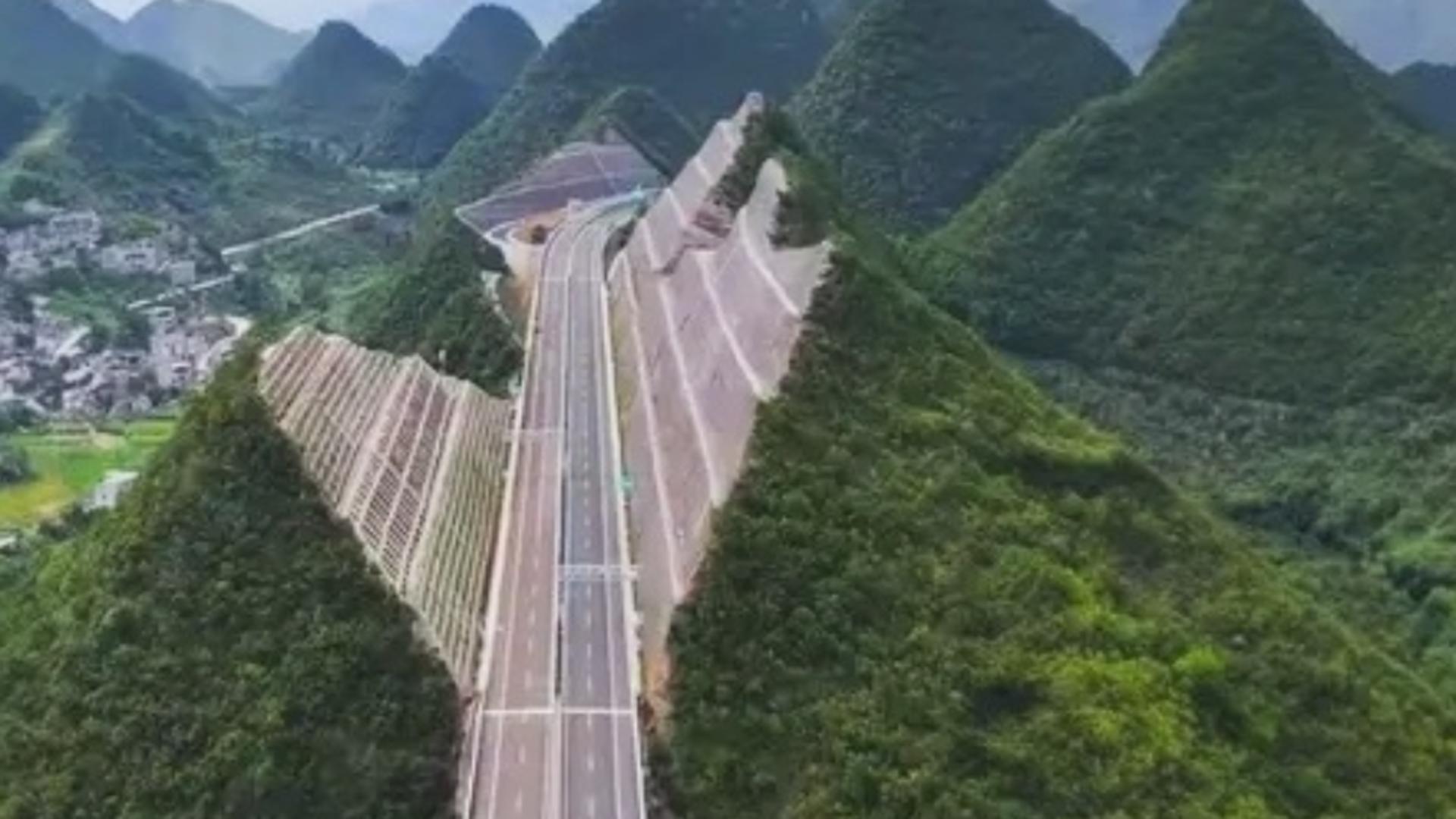 Video. Chinezii s-au apucat să „radă” munții, la propriu, pentru a construi o autostradă spectaculoasă