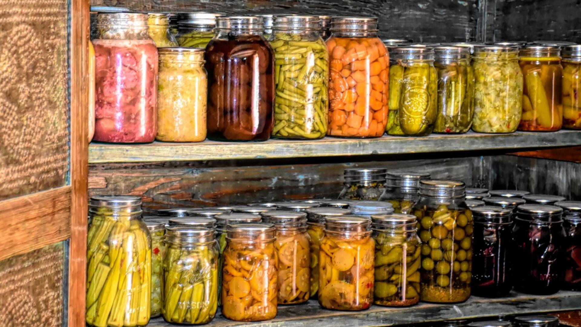 Ce ascunde pofta de murături. Ce deficit are, de fapt, organismul când simți pofta de acru?