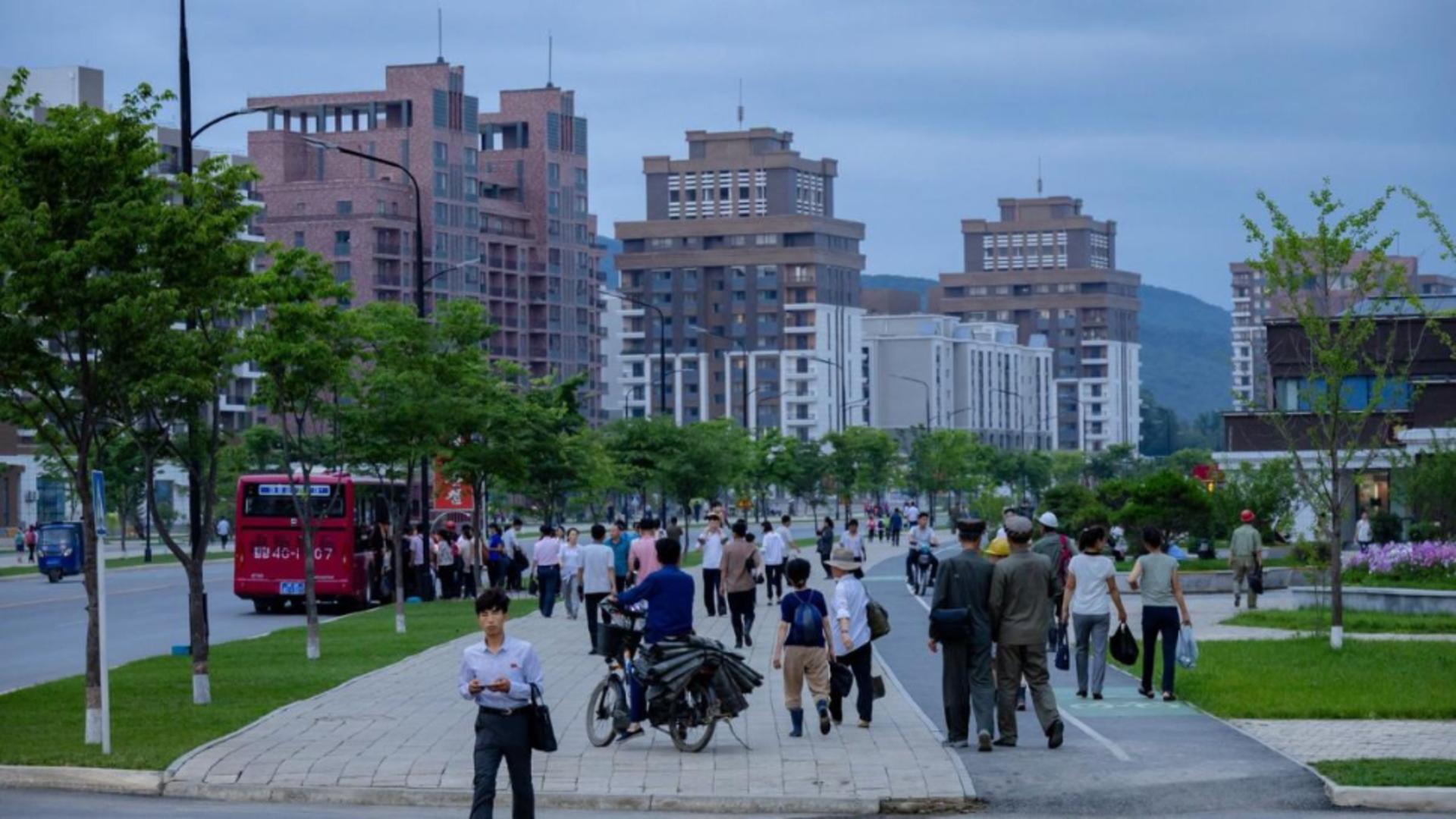 Coreea de Nord, între izolare și aparență de lux: Starbucks fals, plăți mobile și complex turistic „Waikiki”