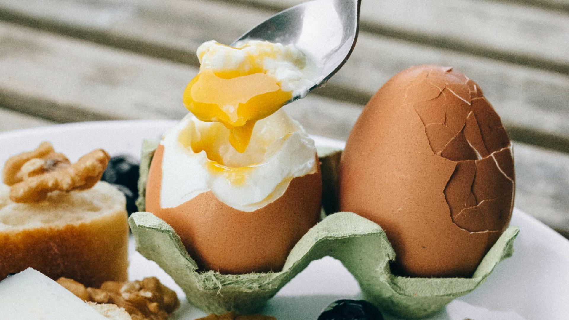 Trucul care te poate ajuta să cureți perfect coaja oului fiert