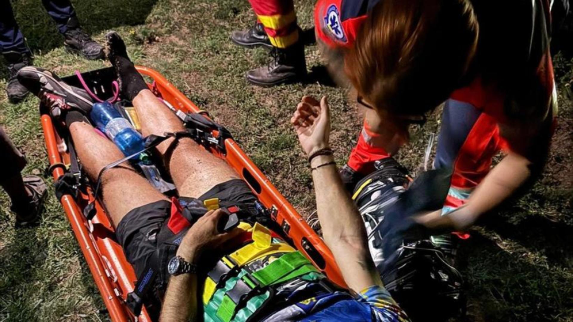 Clipe de coșmar pentru un parapantist de 37 de ani. A rămas agăţat de o stâncă în timpul zborului