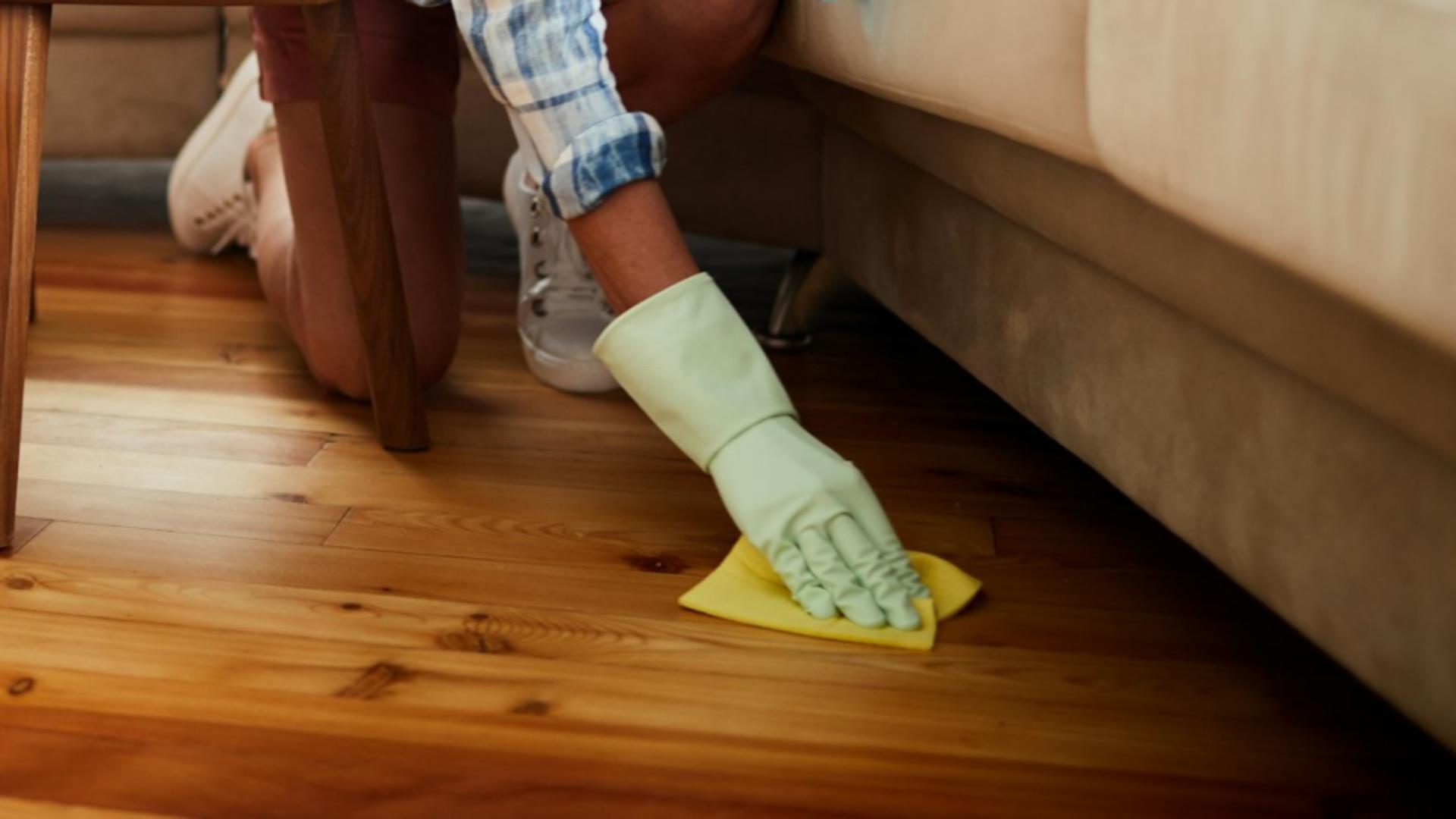 Ceaiul minune care îți va face parchetul din lemn să strălucească