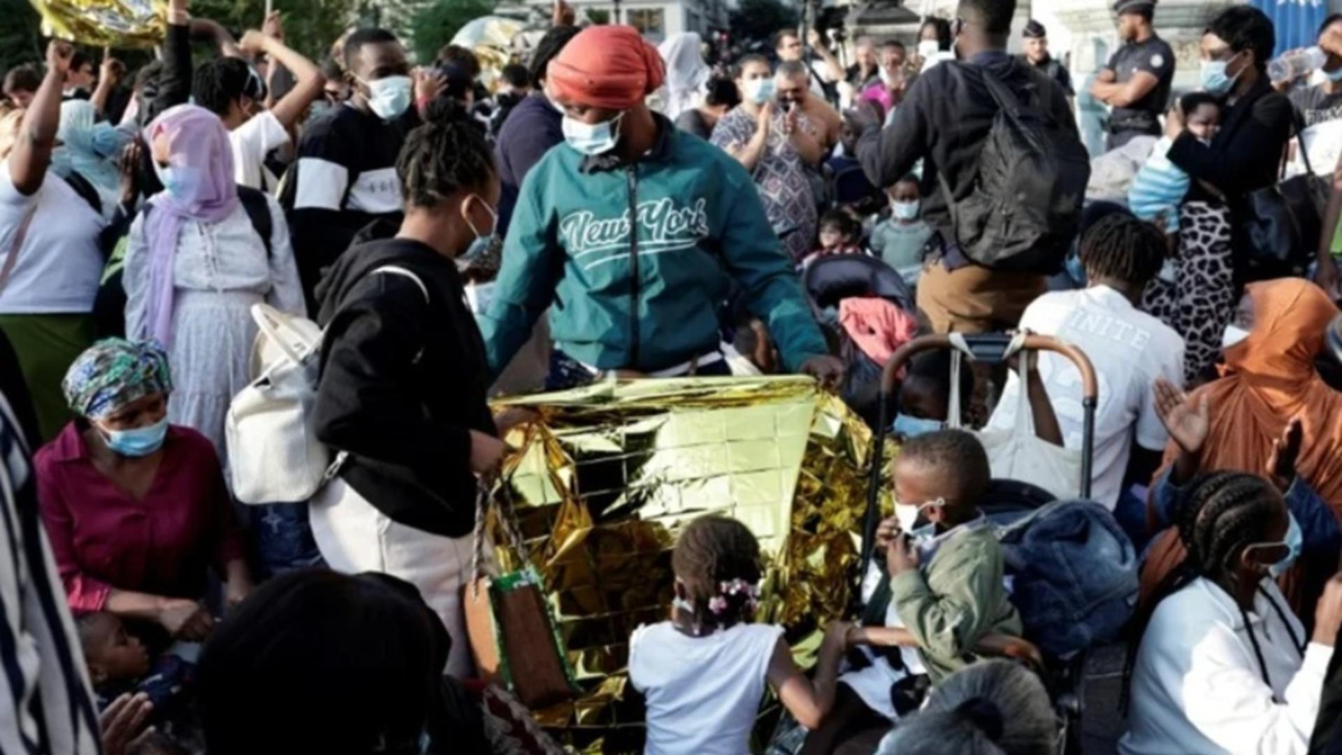 Incident revoltător la Paris: doi tineri au urinat pe o femeie însărcinată fără adăpost și pe copiii ei, în timpul unei manifestații
