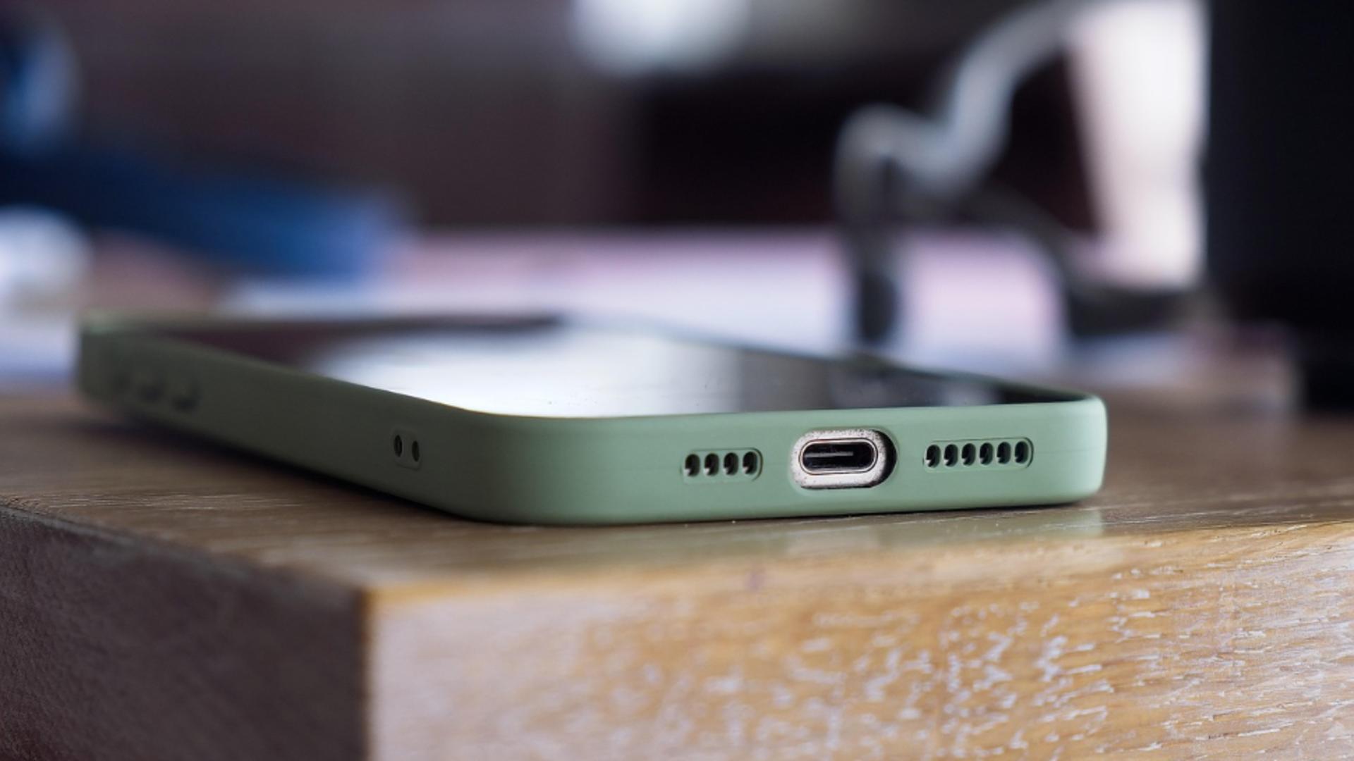  Bărbat - prins după ce a furat un telefon și a accesat aplicaţii bancare, efectuând retrageri de bani, plăţi şi transferuri