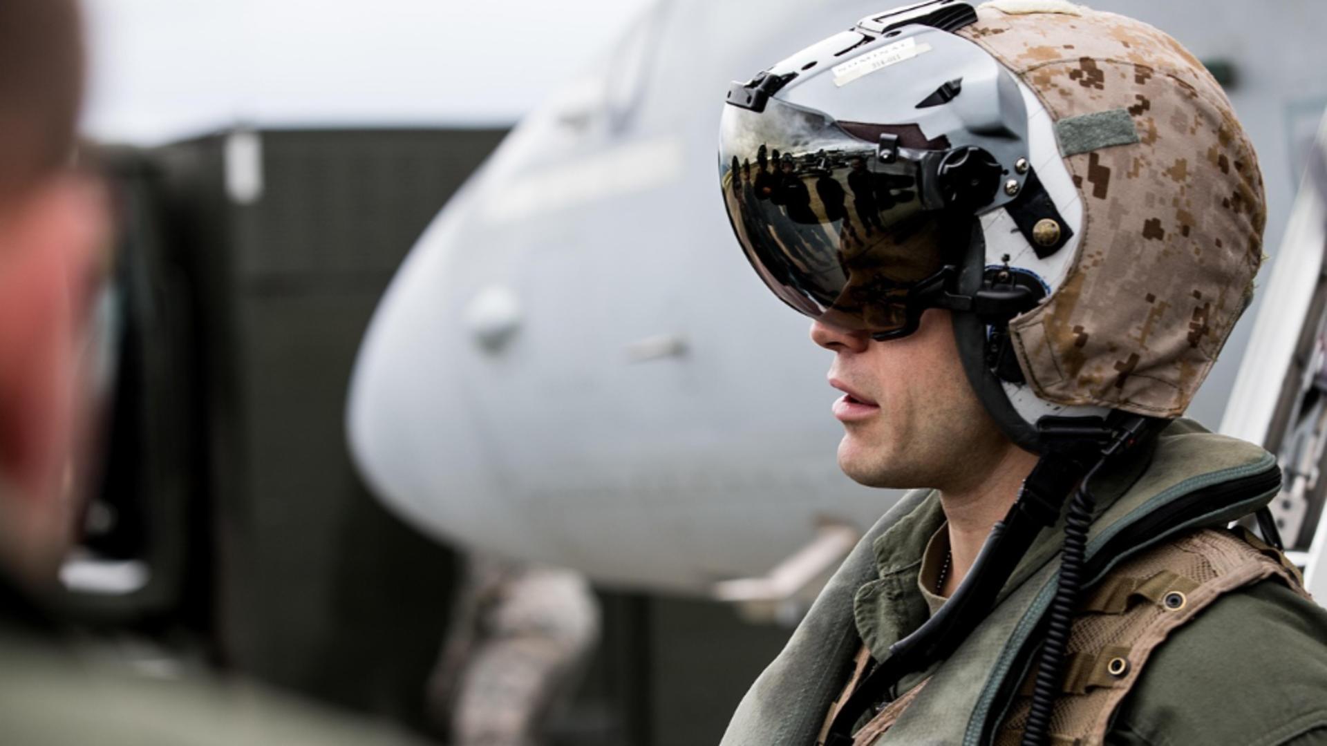 Pilot - suspendat după un incident bizar într-un hotel de lux. În ce ipostaze a fost surprins bărbatul?