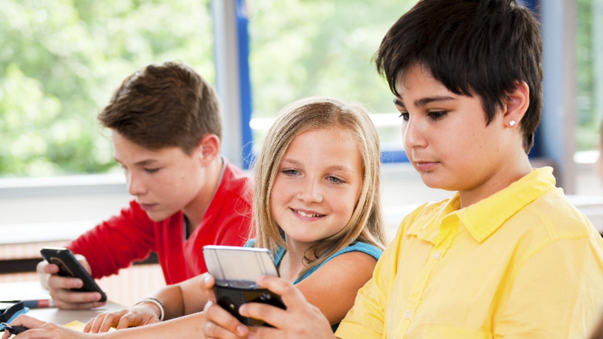 Elevii, fără telefoane mobile la ore! Se renunță și la învățatul „pe de rost”: reformă surprinzătoare în Educație, în Bulgaria/ Profimedia