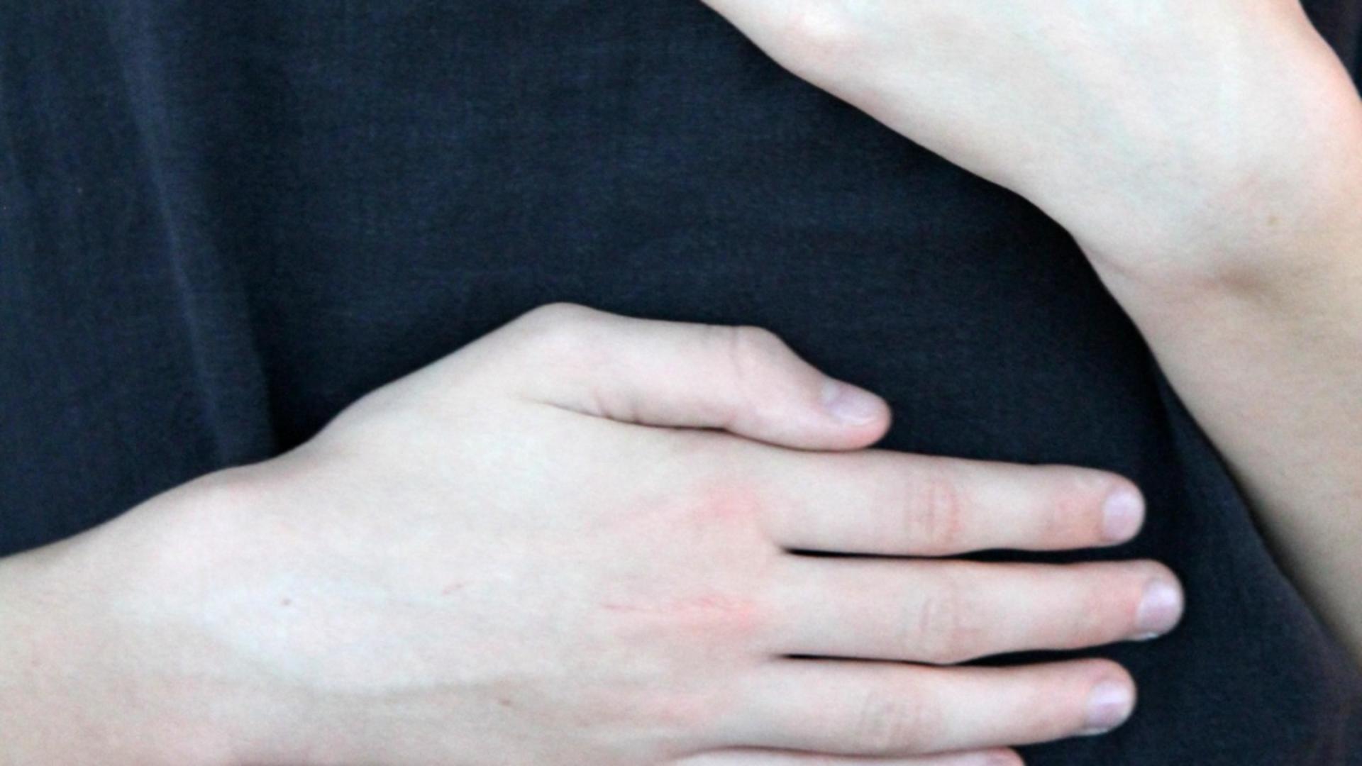 Metoda inedită de FURT care face victime la Suceava. Poliția avertizează: Nu vă lăsați ÎMBRĂȚIȘAȚI de persoane necunoscute!/ Profimedia