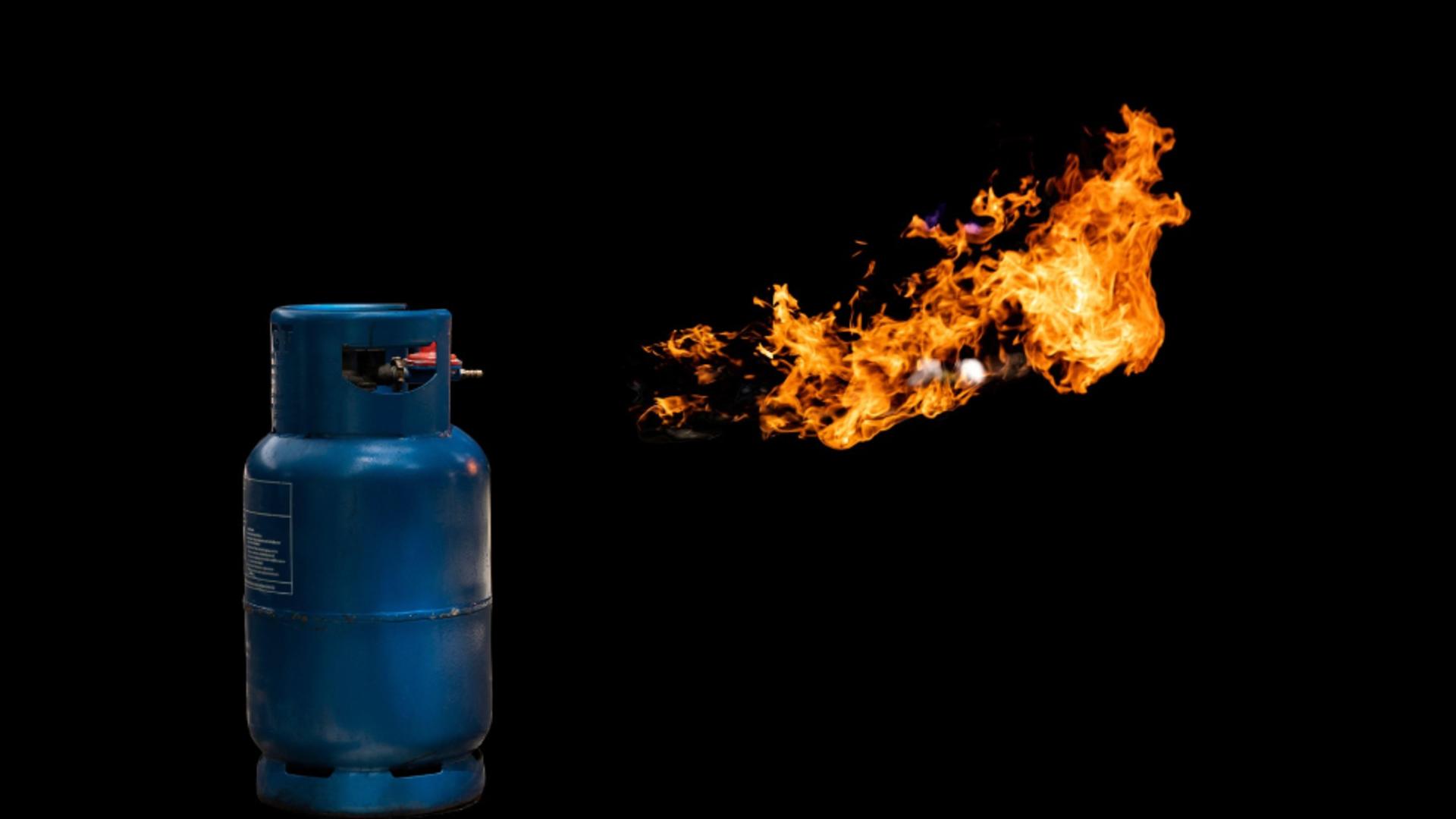 Trei adulți și o fetiță, răniți grav în urma unei explozii. Mai multe persoane ar fi dat foc unei butelii/ Profimedia