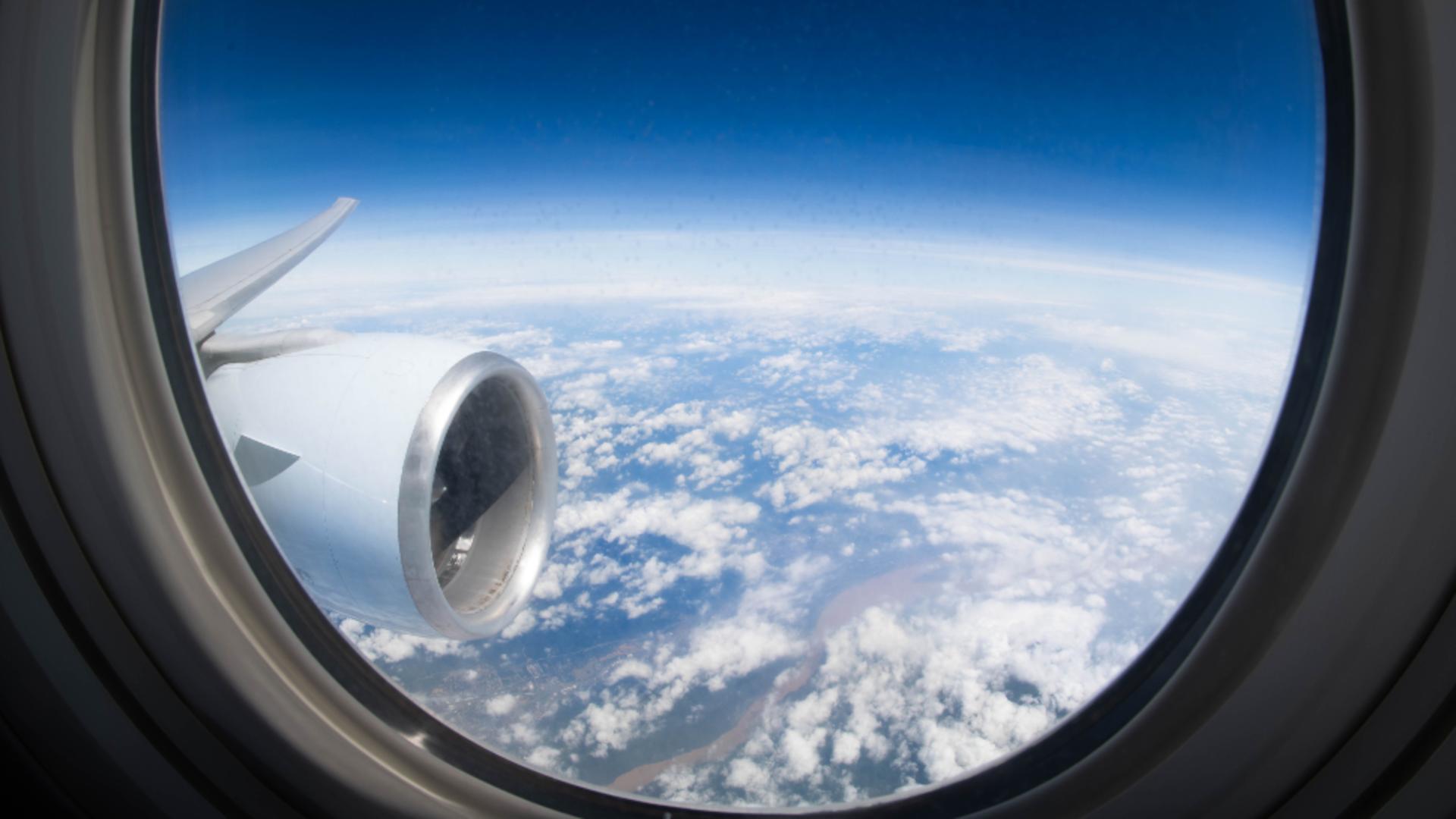 Momente de panică în aer. Un Boeing 777 a aterizat de urgență în Siberia din cauza unei defecțiuni la motoare/ Profimedia