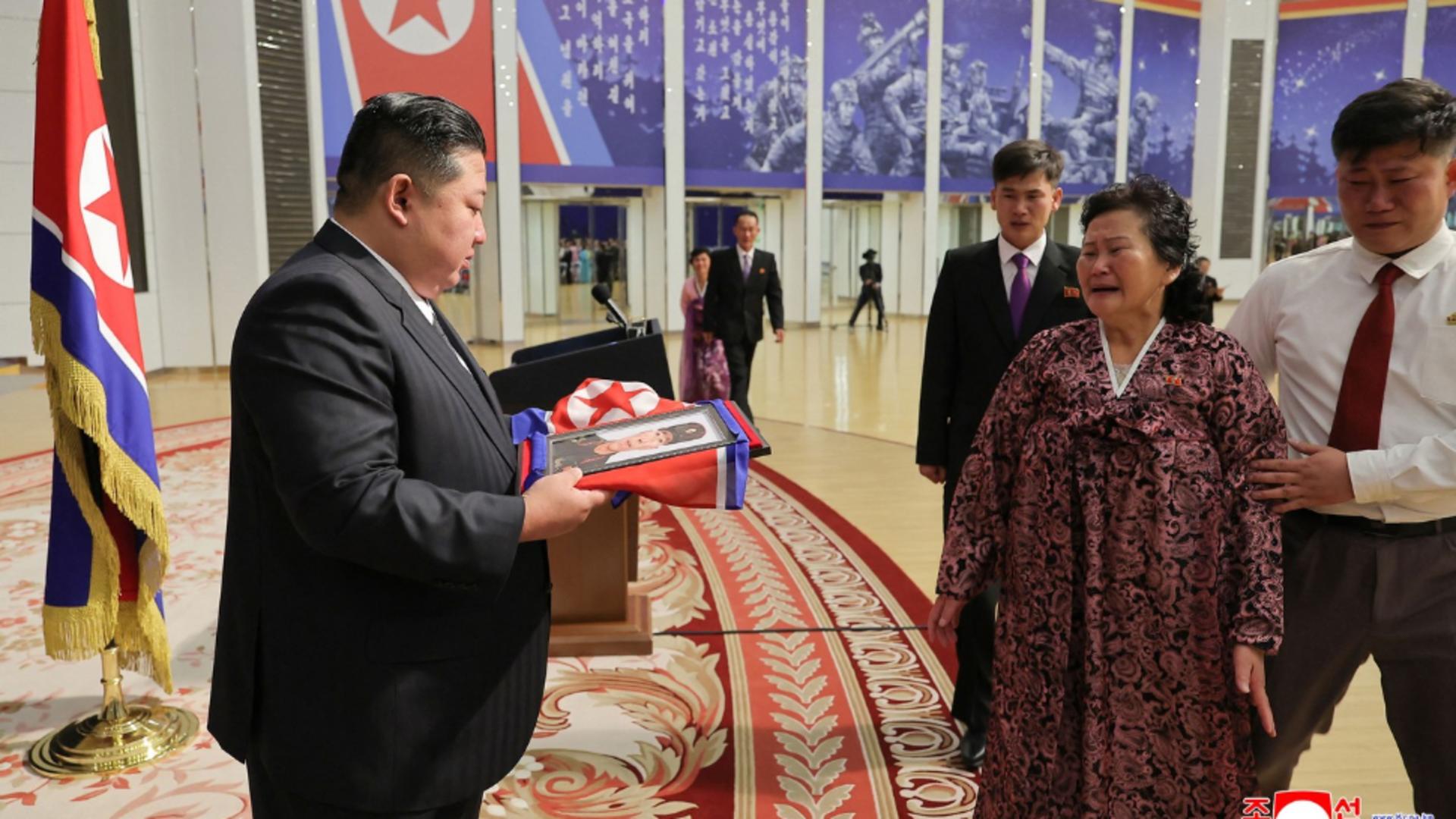  Kim Jong Un a consolat familiile soldaților uciși pe frontul din Ucraina. Foto: Profimedia