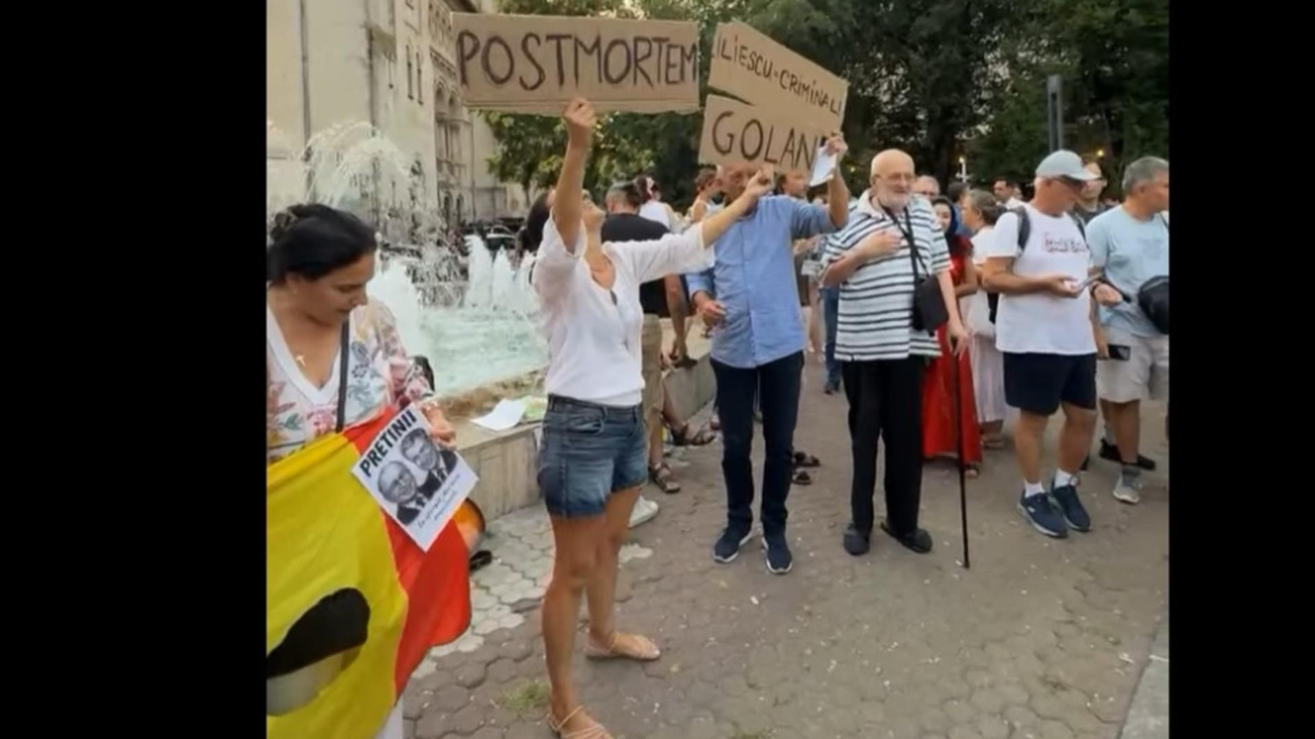 Reziștii protestează în Piața Universității împotriva doliului național în memoria lui Iliescu. Foto/Captură video