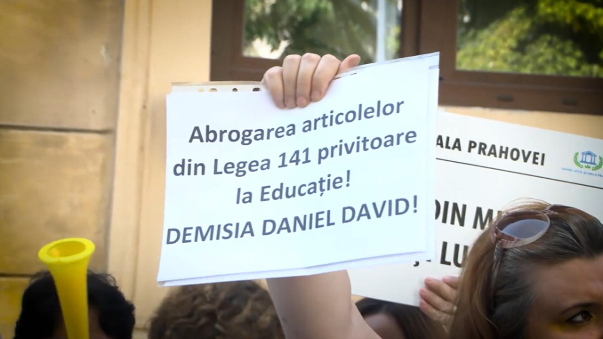 Dascălii, a cincea zi de proteste la ușa ministrului Daniel David. Anul școlar 2025-2026 ar putea începe în stradă / Captură video