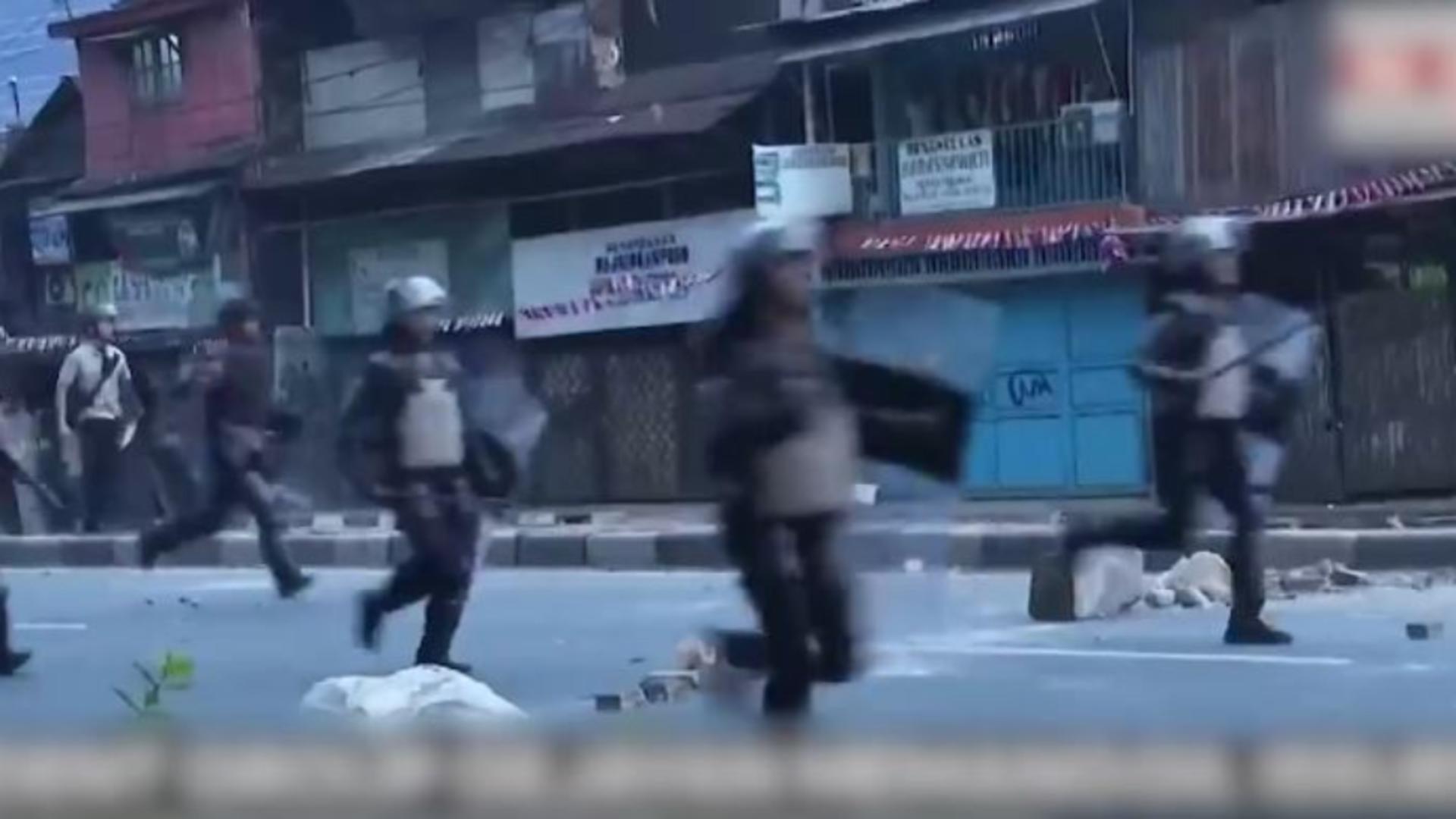 Proteste violente. Oamenii își cer drepturile salariale