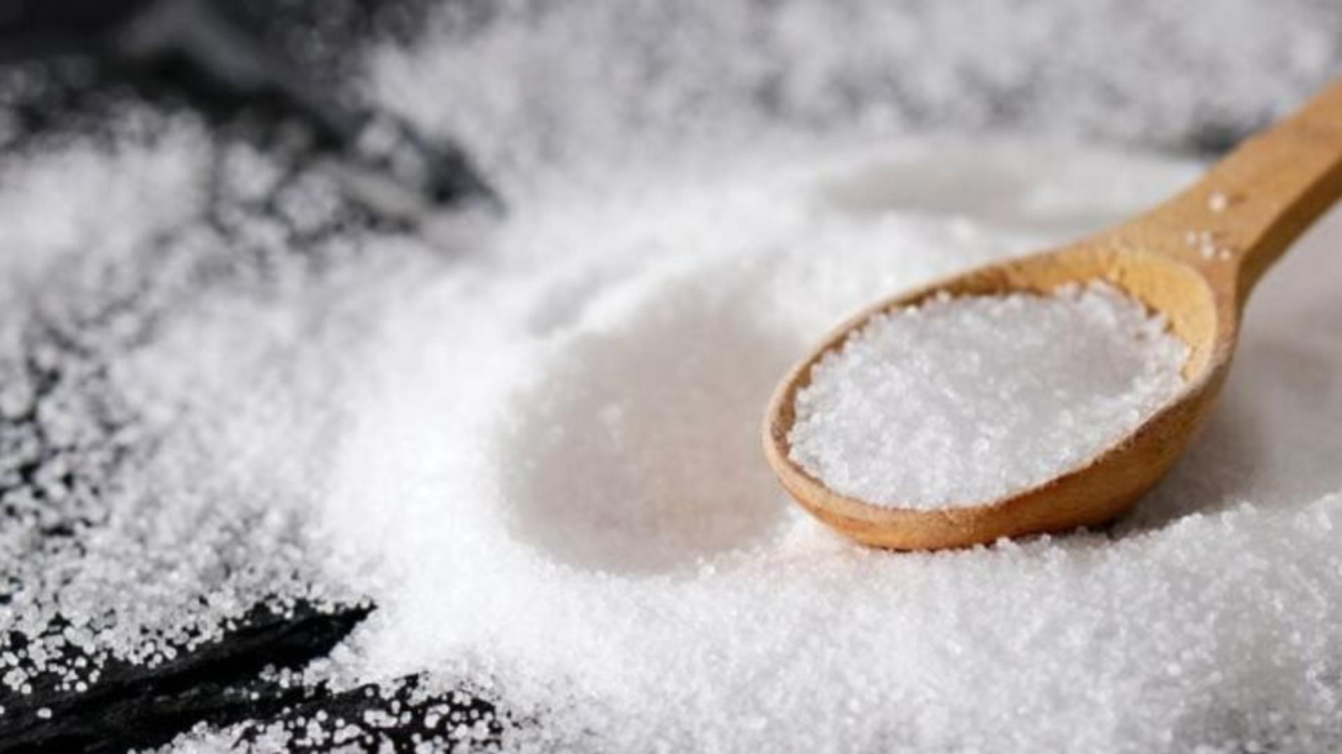 Motivul pentru care trebuie să presari sare grunjoasă pe aleile din curte