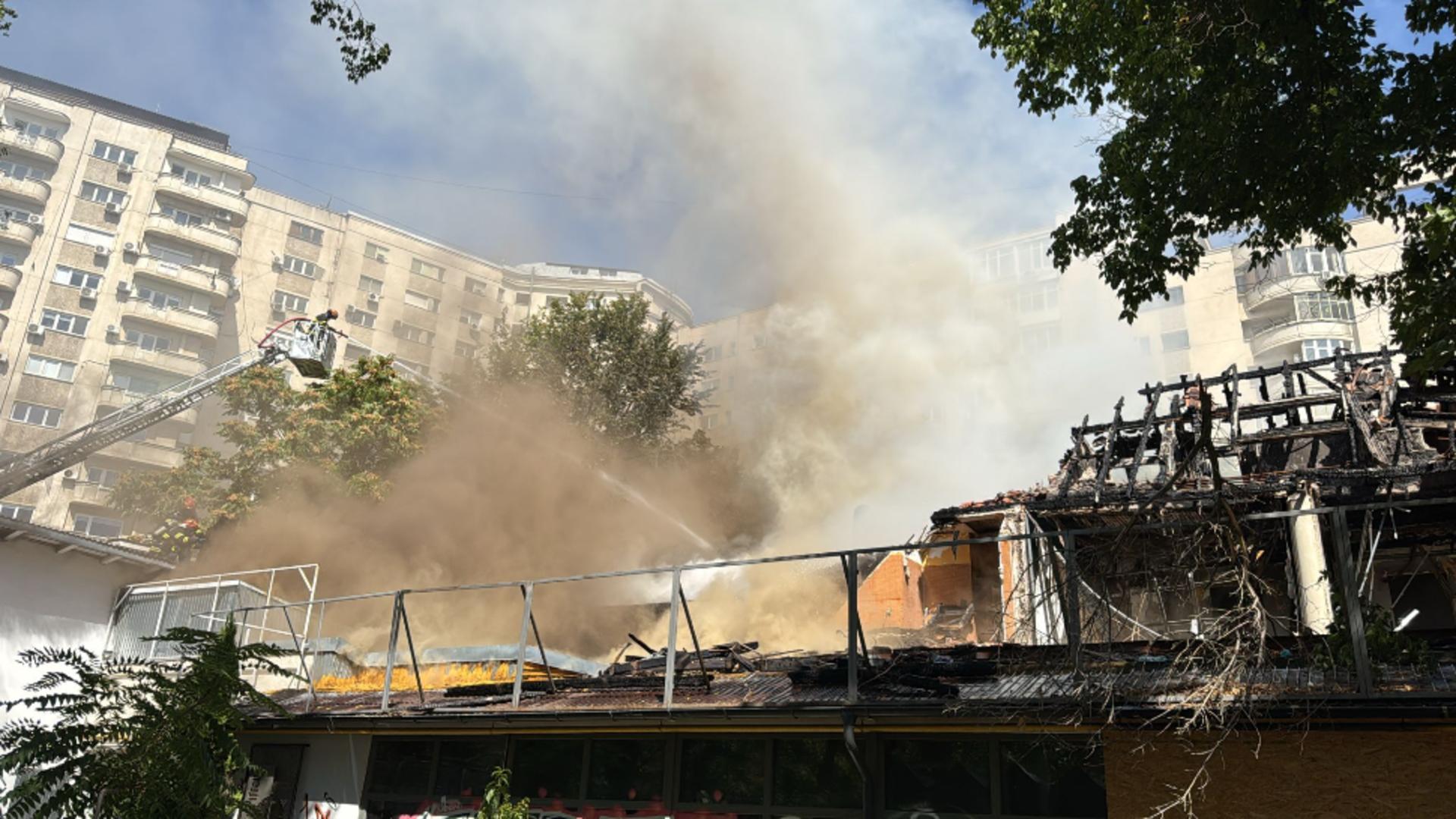 Un nou incendiu la fostul restaurant „Mărul de Aur” din Piața Victoriei. A fost emisă o avertizare Ro-Alert | FOTO/VIDEO