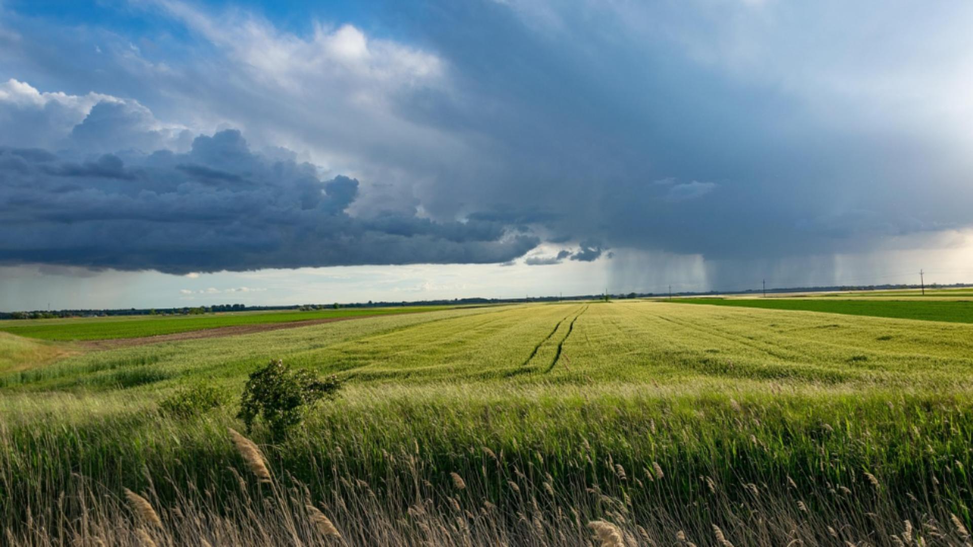 Cod portocaliu și galben de furtuni în România: ploi torențiale și intensificări ale vântului