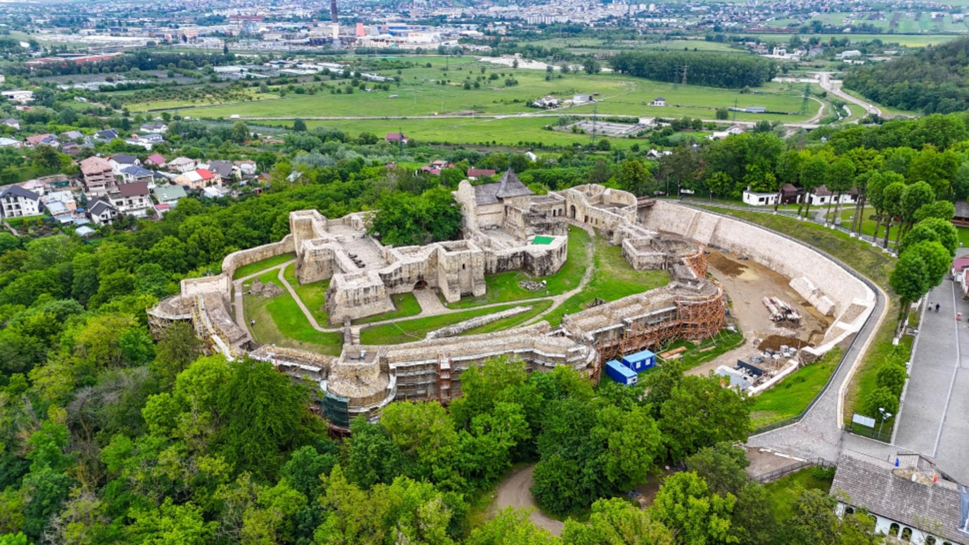 Încep lucrările pentru eliminarea infiltrațiilor de apă la Cetatea de Scaun a Sucevei. FOTO: Facebook