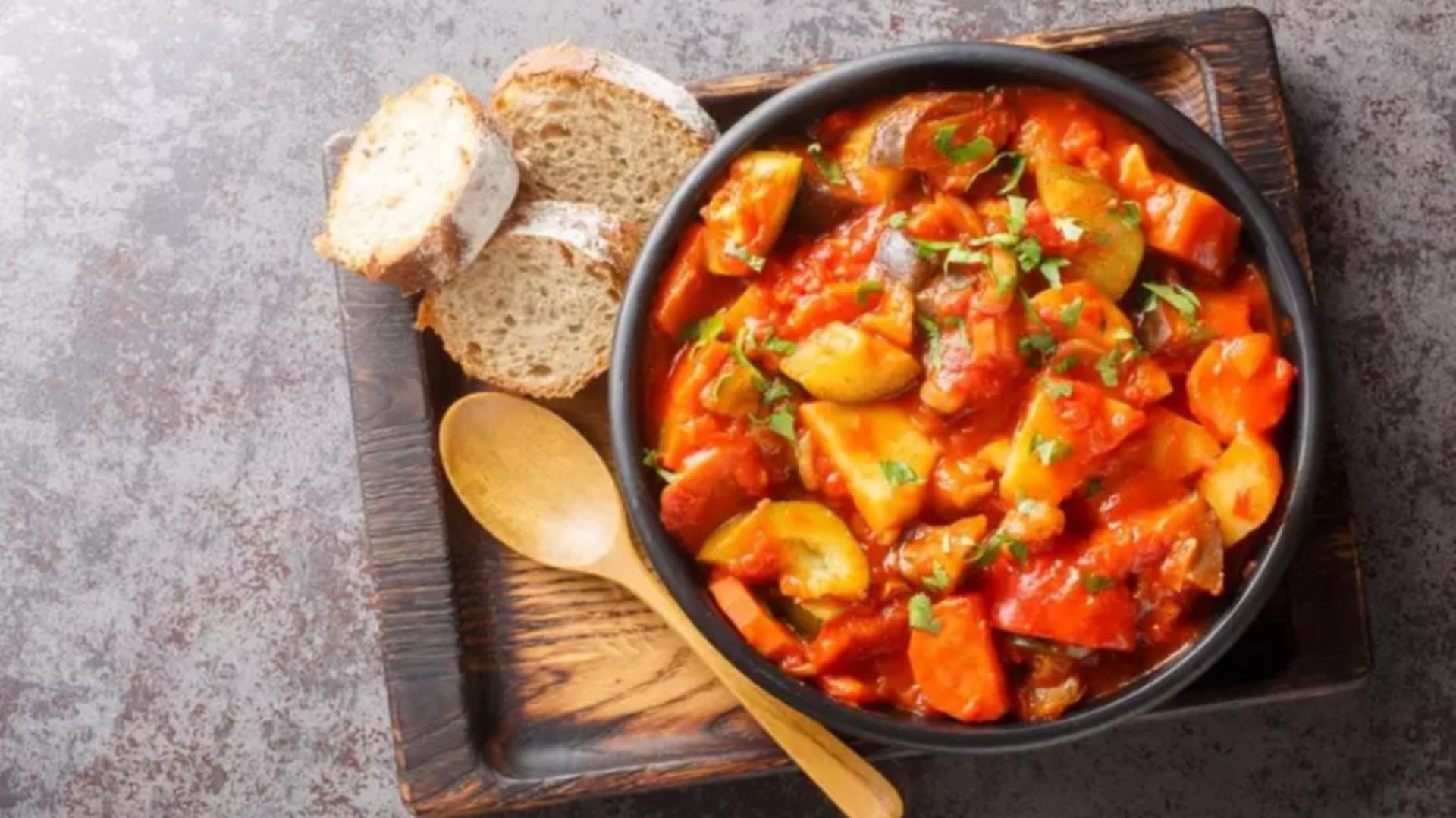 Ingredientul surpriză din tocănița de ceapă a lui Chef Florin Dumitrescu. Rețeta care readuce gustul copilăriei