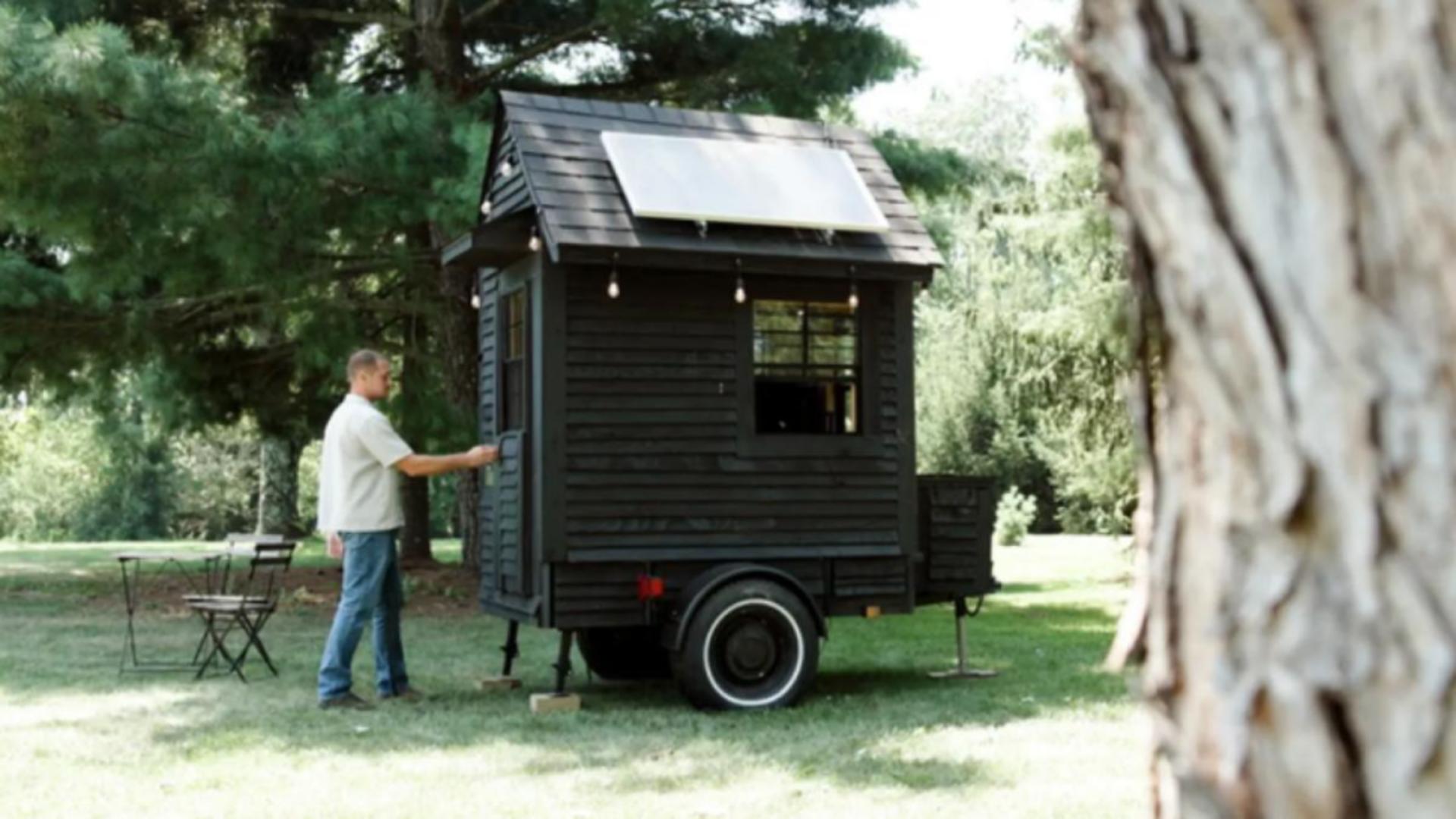 Bărbatul care a construit o casă „de lux” cât un dulap: dormitor, bucătărie și toate utilitățile într-un spațiu minuscul de 1,8 metri pătrați