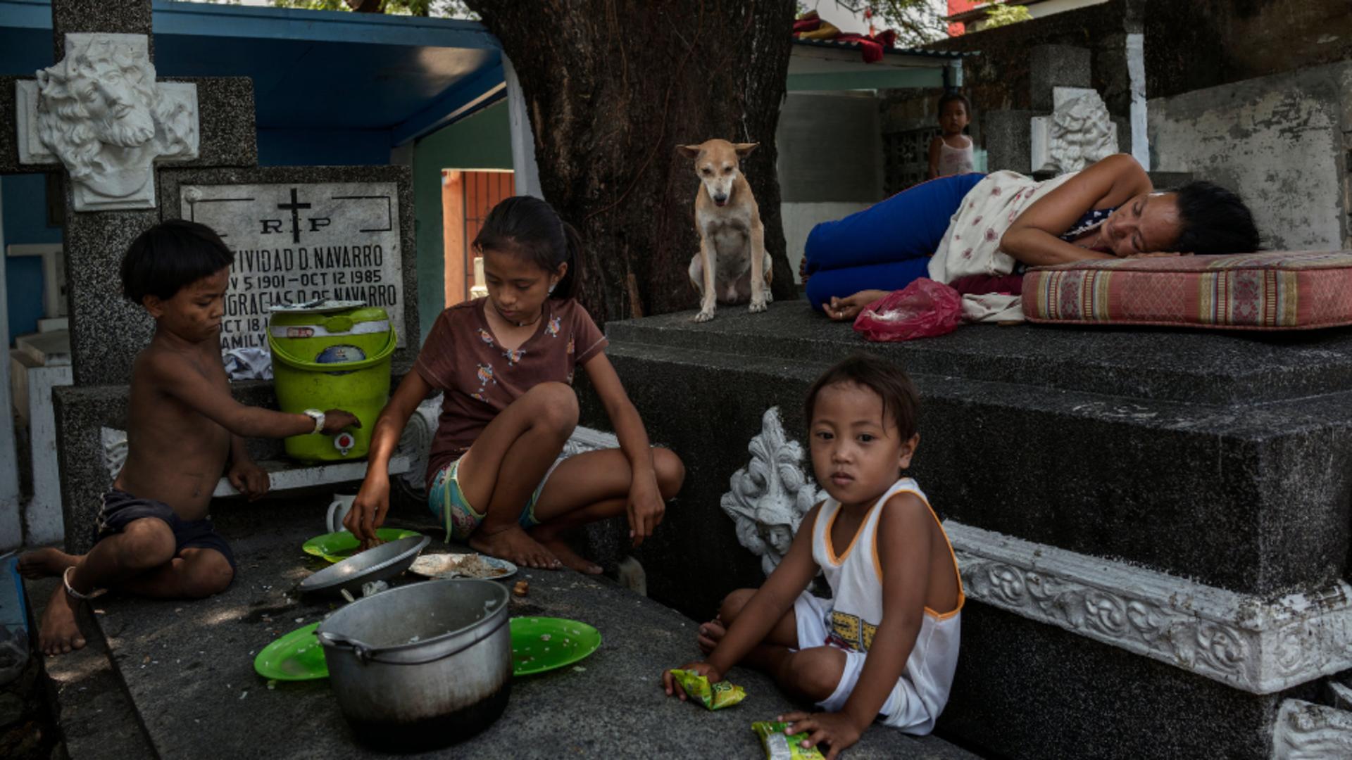 Manila: Cimitirul unde 8.000 de oameni locuiesc printre morminte, iar copiii se joacă și dorm în cripte