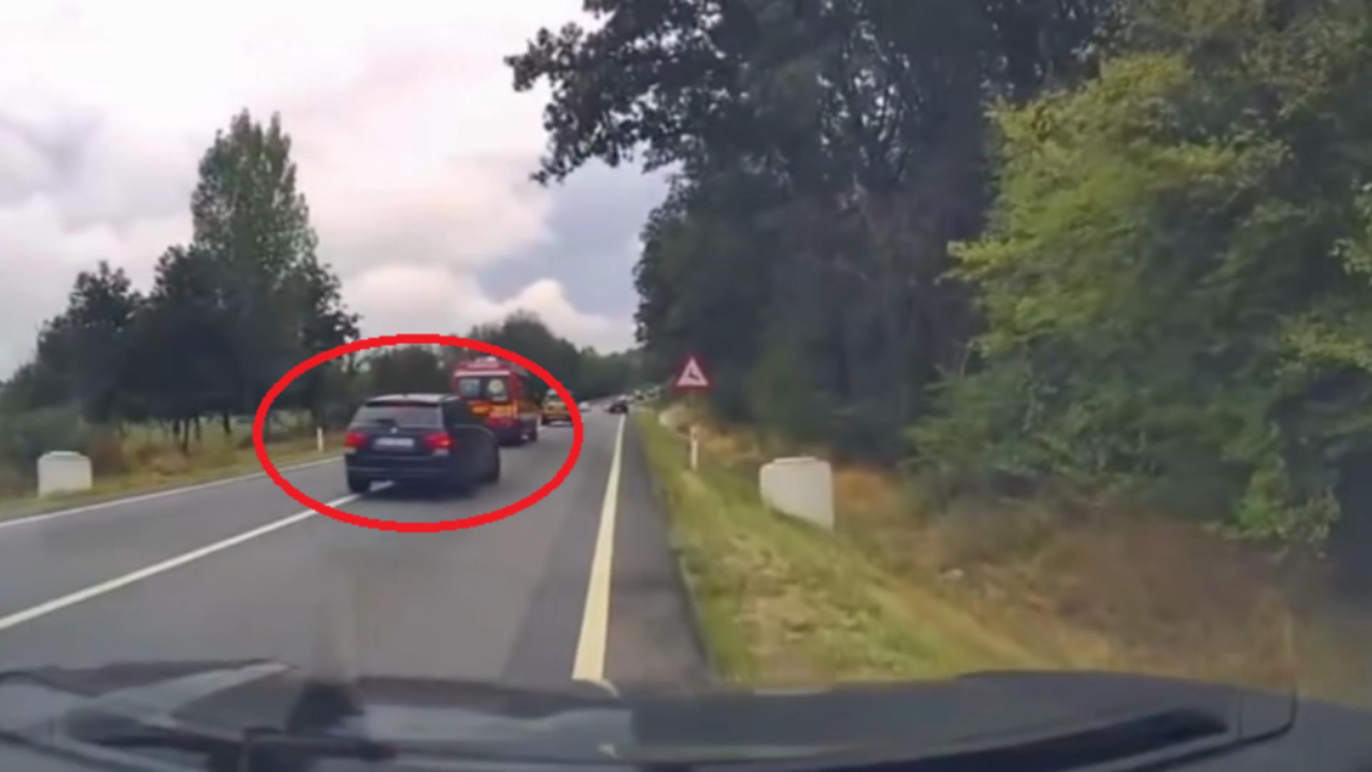 Pericol pe șoselele din Bihor! Şoferi filmaţi circulând periculos în spatele unei ambulanţe: a fost sesizată Poliția/ Captură video