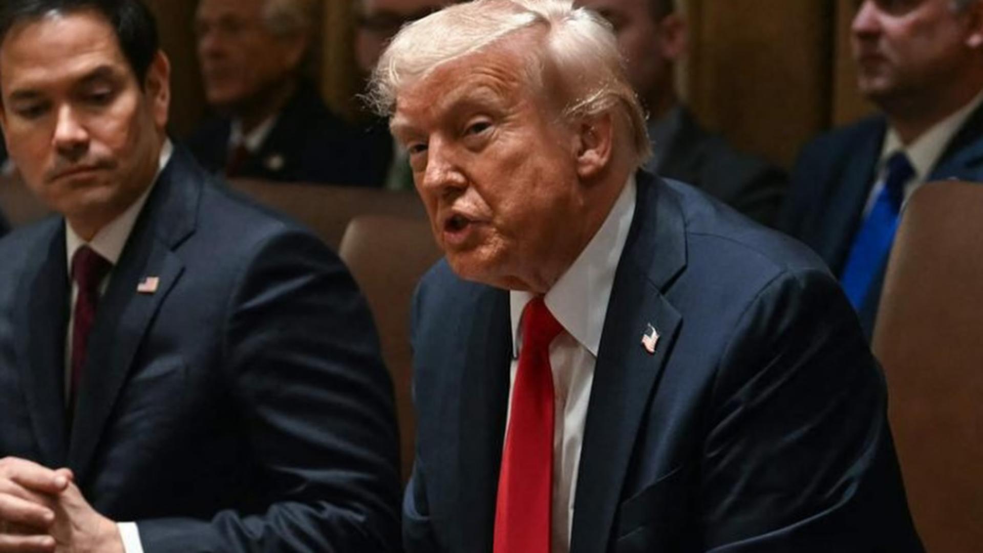 Trump anunță noi taxe vamale: până la 100% pentru medicamente și tarife majorate pentru camioane și mobilă