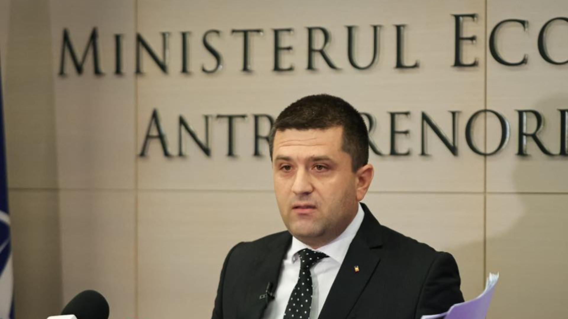 Protest uriaș la ușa ministrului rezist al Economiei: oamenii revoltați îi cer socoteală lui Radu Miruță / Facebook