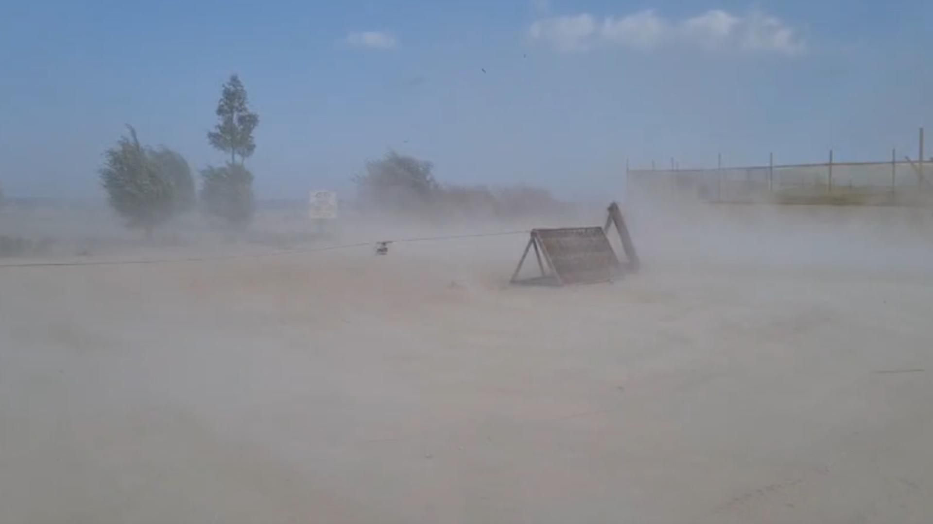 Furtună de nisip puternică pe malul mării. Cerul s-a întunecat