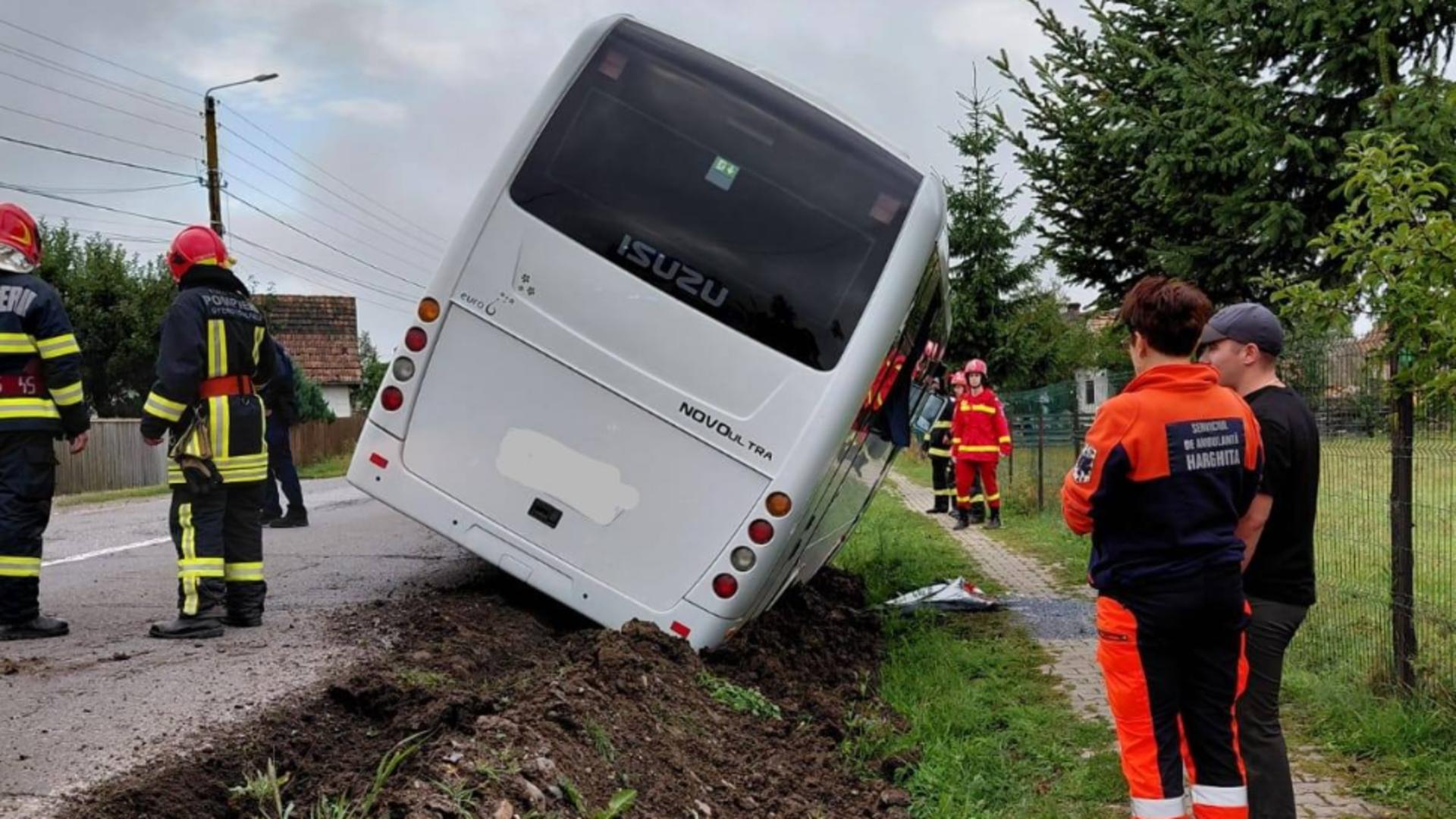 Un autobuz cu 26 de persoane a derapat într-un șanț, în Harghita. Pasagerii au rămas BLOCAȚI: printre ei și 14 copii/ ISU Harghita