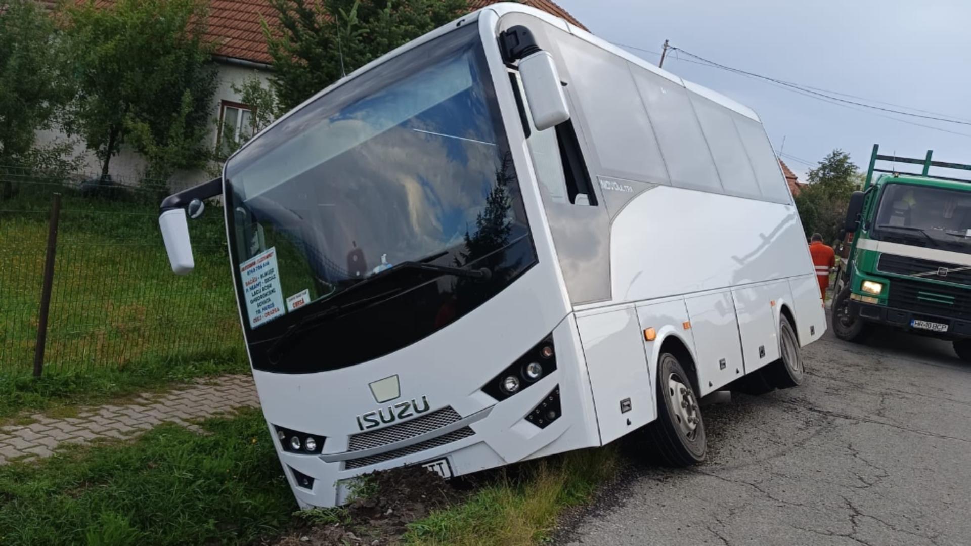 Un autobuz cu 26 de persoane a derapat într-un șanț, în Harghita. Pasagerii au rămas BLOCAȚI: printre ei și 14 copii/ ISU Harghita