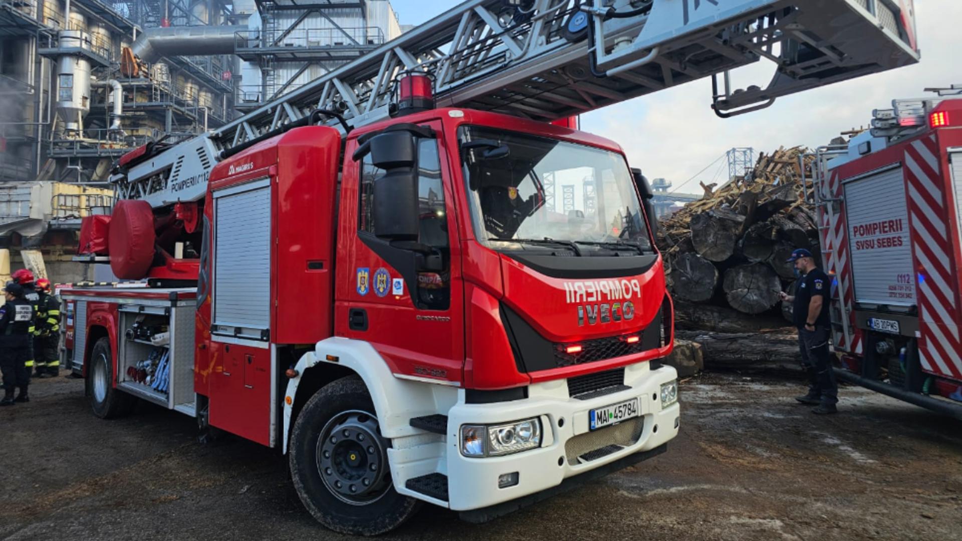 Incendiu violent la fabrica de prelucrare a lemnului Kronospan Sebeș: mai multe EXPLOZII, patru persoane rănite/ Facebook: IGSU