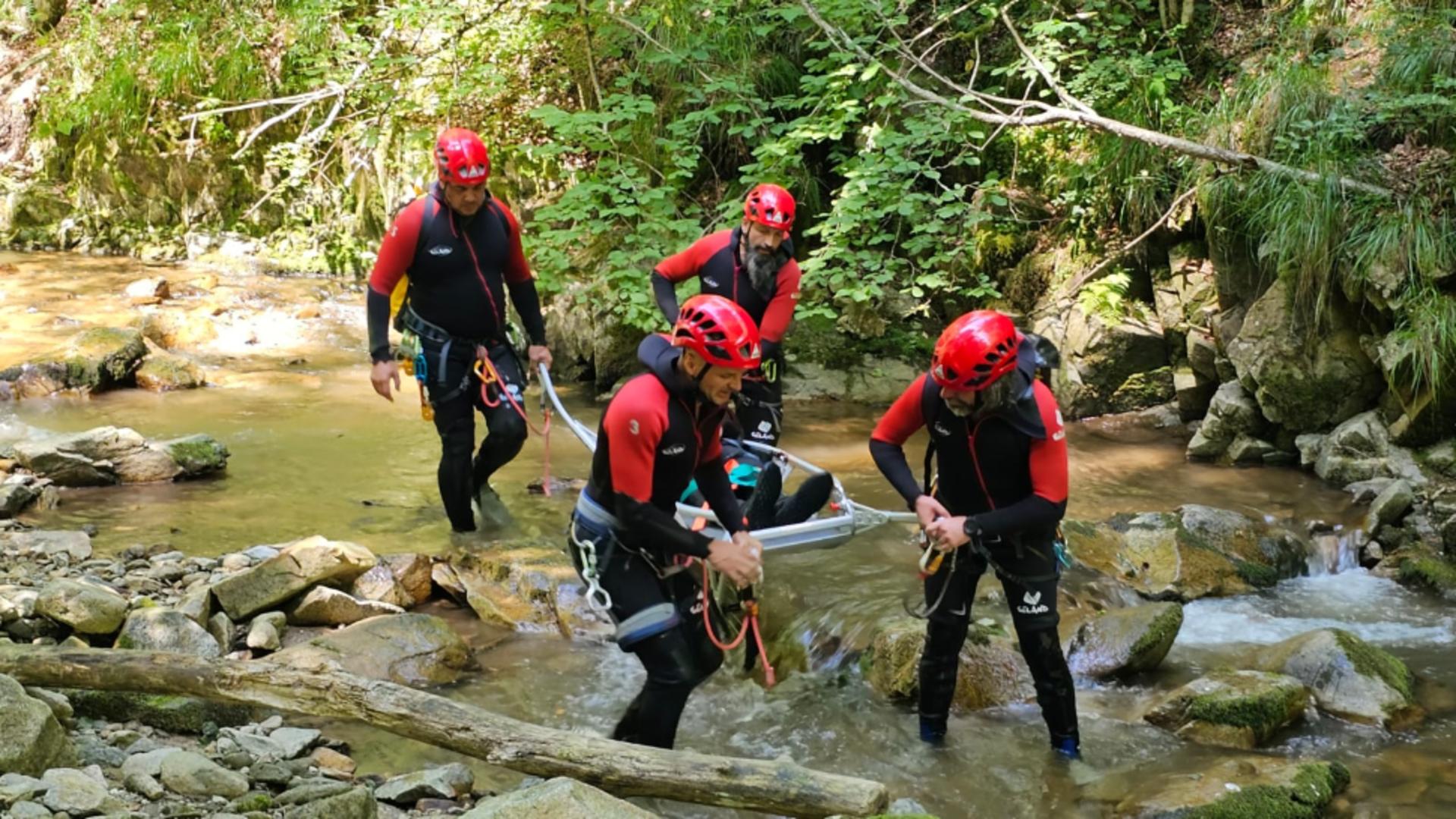 Intervenții contracronometru pe munte: 3 turiști au murit după ce s-au avântat în trasee periculoase/ Salvamont România