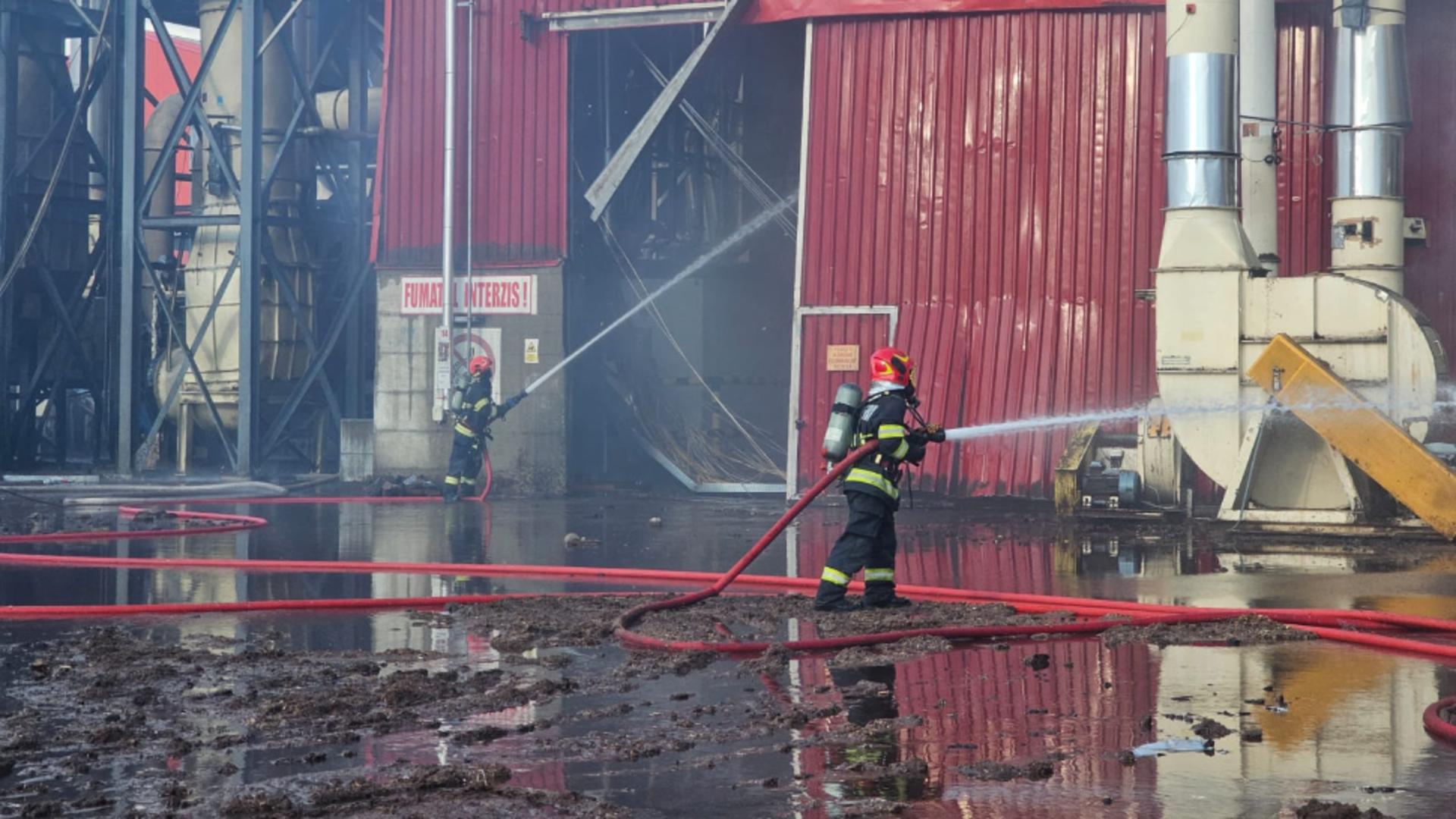 Incendiu violent la fabrica de prelucrare a lemnului Kronospan Sebeș: mai multe EXPLOZII, patru persoane rănite/ Facebook: IGSU