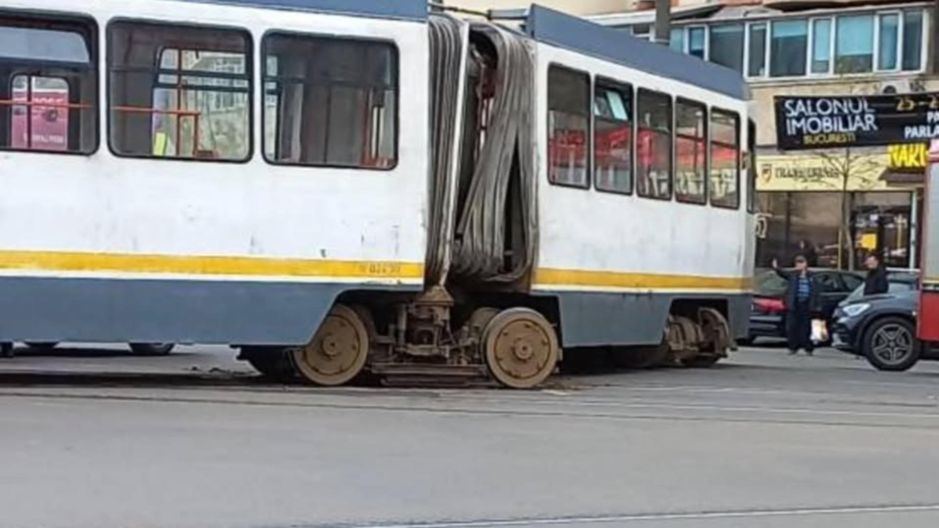 Incident șocant în București. Un tramvai a deraiat și s-a produs un incendiu, după ce o trotinetă electrică ar fi fost aruncată intenționat pe șine - VIDEO