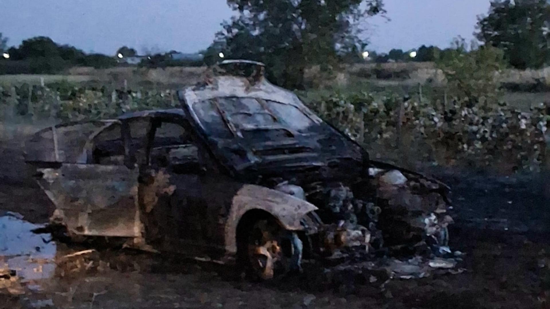 Urmărire ca în filme cu poliția: un tânăr fără permis a fost arestat după ce mașina i-a luat foc