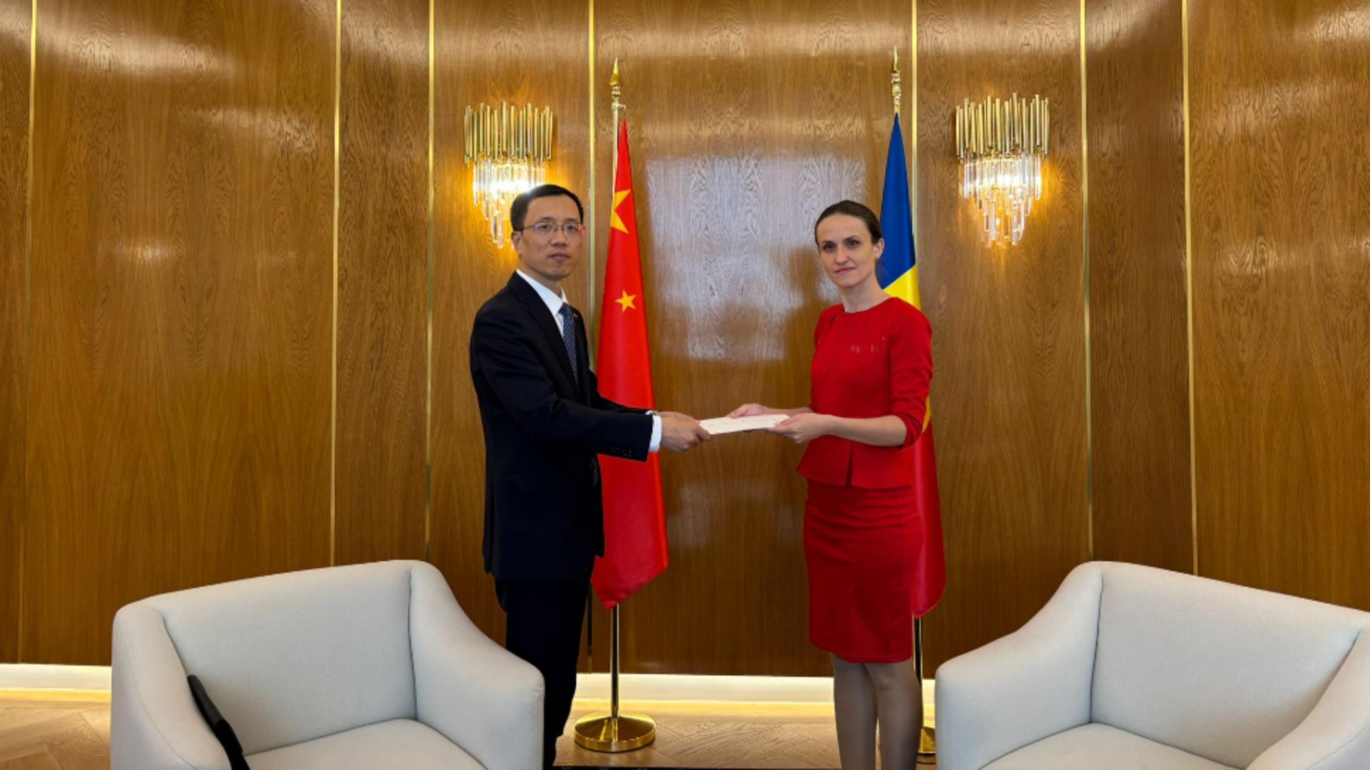 Diplomație cu două fețe: Țoiu îl primește pe ambasadorul Chinei după ce a sancționat vizitele a doi foști premieri români la Beijing