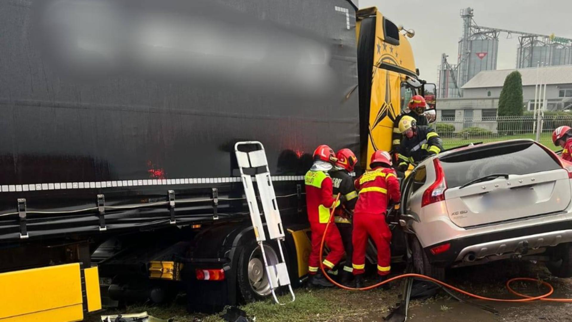 Accident grav, în Suceava: un mort și 3 răniți, după ce mașina a intrat sub un TIR