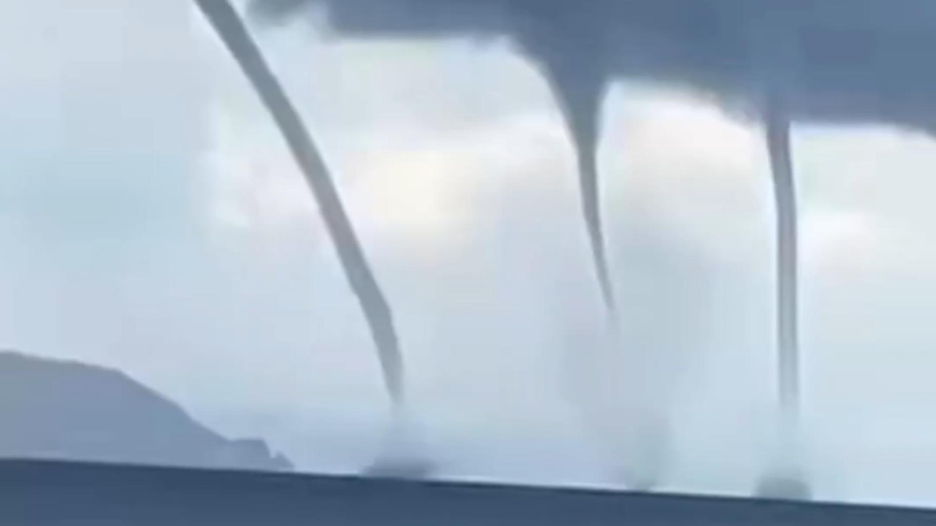 Fenomen meteo neobișnuit la malul mării: tornade spectaculoase deasupra Mării Negre