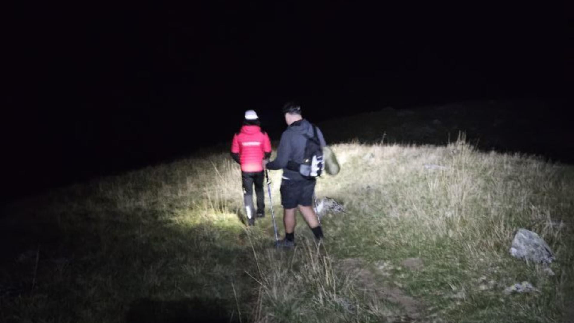 Turist de 23 de ani, salvat după ce a făcut peste 7 ore de la Bâlea Lac către Cabana Podragu: tânărul era epuizat. Avertismentul Salvamont
