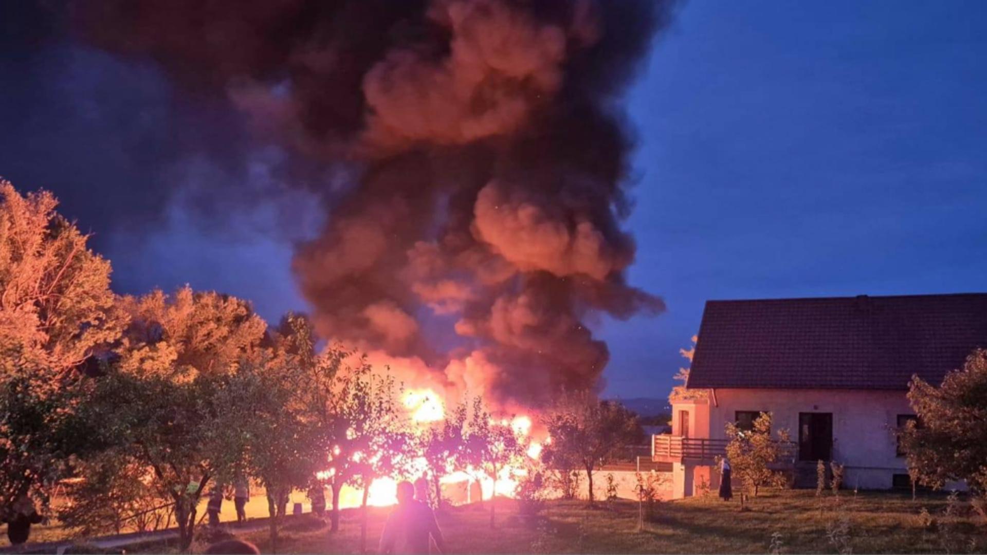Incendiu puternic în județul Suceava. Pompierii au intervenit cu mai multe autospeciale