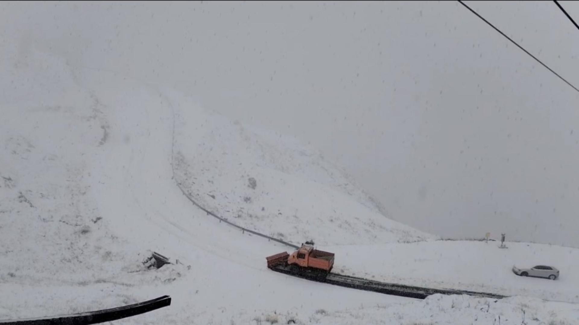 Șoselele montane, acoperite de un strat consistent de zăpadă: imagini spectaculoase. Unde nu se circulă VIDEO / Meteoplus