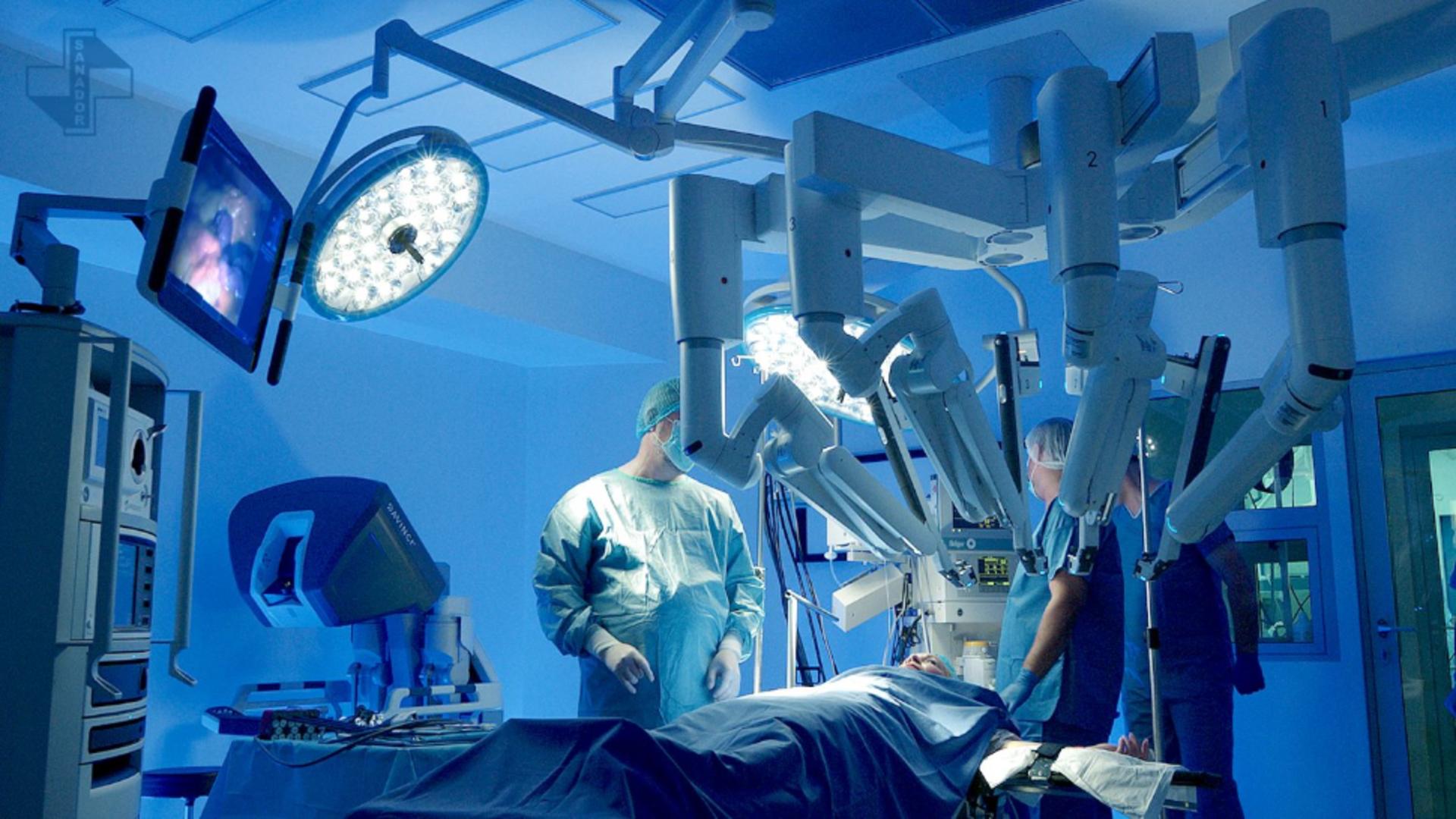 Chirurgia robotică permite efectuarea unor intervenții complexe cu mișcări extrem de precise și incizii foarte mici