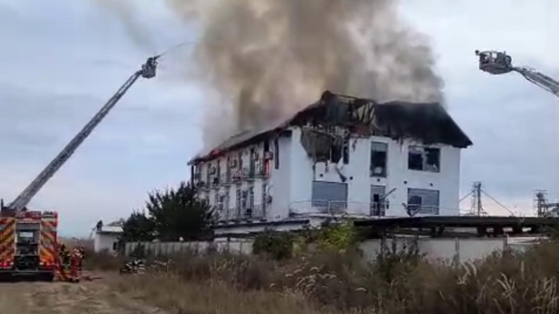 Ancheta de la hotelul din Tătărani: un cablu defect sau izolat necorespunzător, cauza probabilă a incendiului