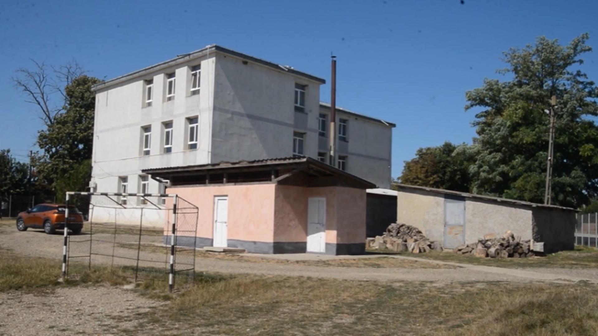 Revoltător! Școli fără apă potabilă și cu toalete în curte cu mai puțin de o săptămână până la începerea noului an școlar/ Captură video