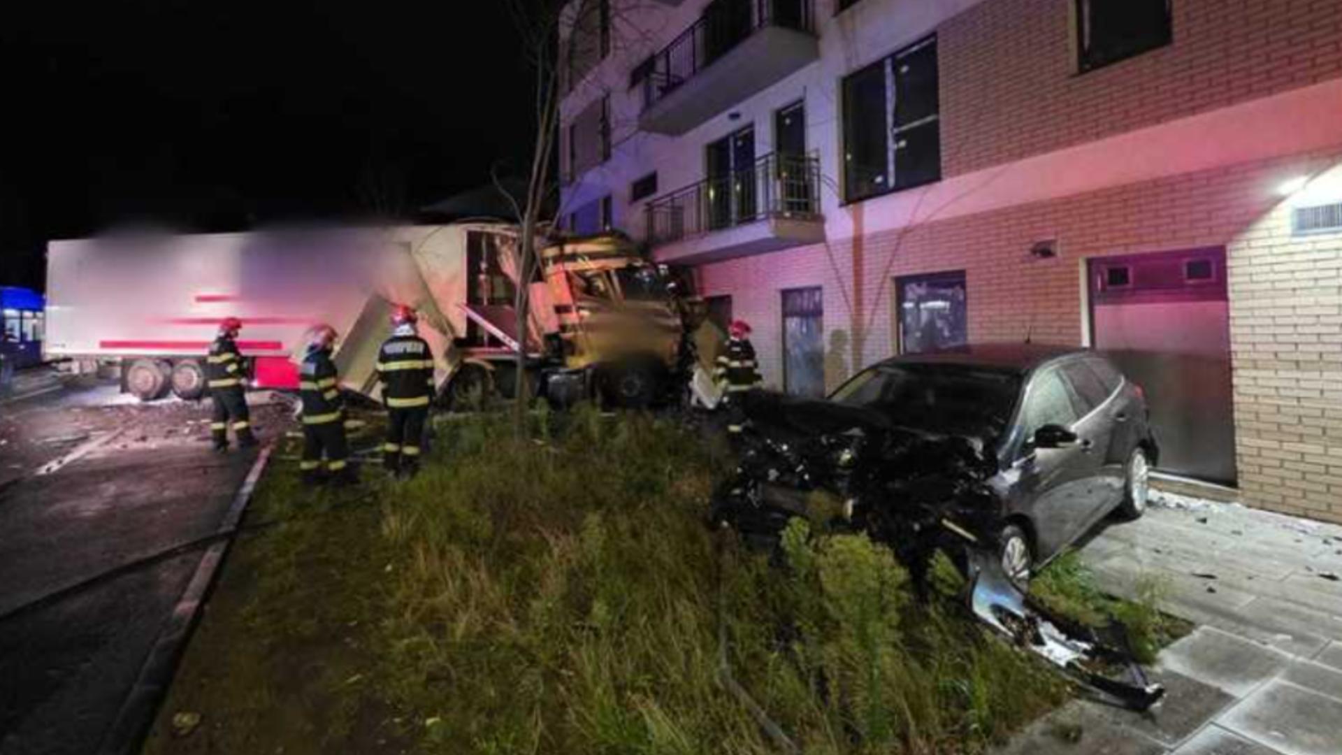 TIR scăpat de sub control la Cluj: a lovit două mașini parcate și un stâlp, apoi s-a izbit de o clădire