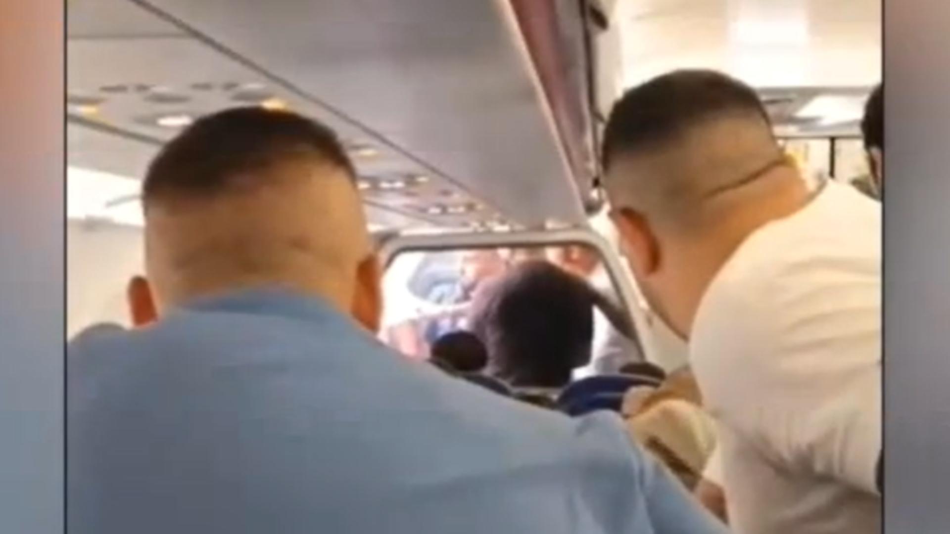 Scandal uriaș într-un avion cu destinația București: 30 de persoane s-au luat la bătaie/ Captură video