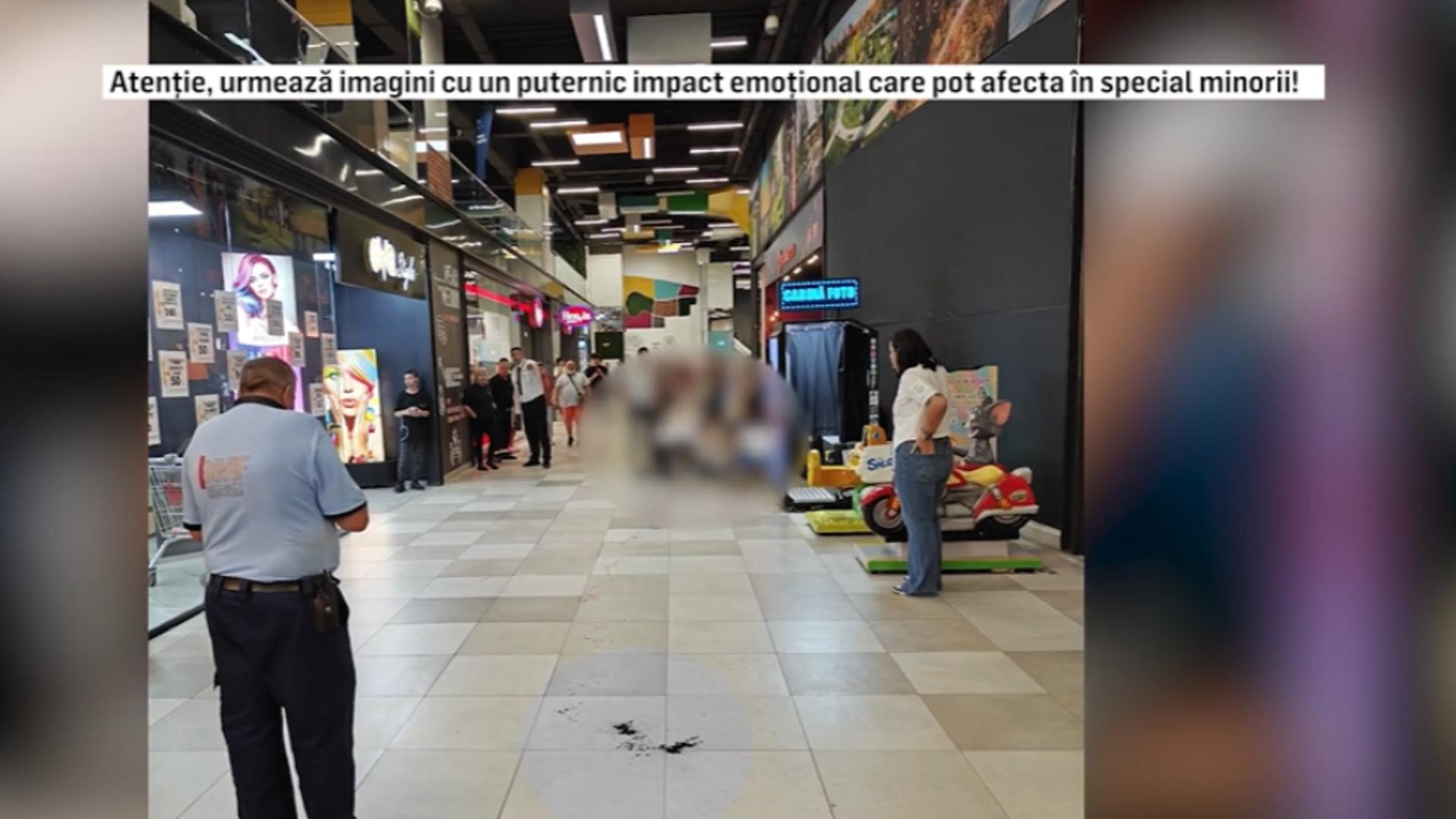 Luptă cu cuțite într-un mall din Capitală: un bărbat, transformat din atacator în victimă. Mărul discordiei, o femeie/ Captură video
